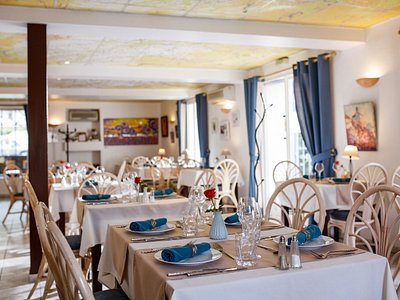 Cession d’un restaurant établi avec logement de fonction à Reynes (Pyrénées-Orientales)
Saisissez l'opportunité d'acquérir un restaurant avec un fort potentiel sur la route du Vallespir. Situé à Reynes, cet établissement jouit d'une excellente visibilité sur un axe très fréquenté par 10 000 véhicules chaque jour.
D'une superficie totale (salle+ cuisine+ annexes) de 180 m², le restaurant propose un espace convivial de 35 couverts et une superbe terrasse de 150m² de 45 places assises, ombragée et fleurie. La cuisine, entièrement équipée avec du matériel professionnel récent, est prête à l'emploi. Une grande vitrine de 9 mètres de long attire l'œil des passants.
L'établissement est ouvert toute l'année et son chiffre d’affaires de 185 000 € démontre une activité solide. Le ticket moyen de 50 € atteste de la qualité du service. L'équipe actuelle, composée d'un couple de gérants et de deux saisonniers, assure une exploitation sereine.
Cet outil de travail offre de nombreuses possibilités de concepts de restauration, buffet, restaurant à thème, ect…….
Un atout majeur : Les repreneurs bénéficieront d'un logement de fonction de 120 m² (T4)+ une terrasse de 90m² et un garage sécurisé de 40m², offrant un confort de vie idéal.
•	Loyer (restaurant + logement) : 2 300 € / mois
•	CA 185.000€
•	Prix de cession : 140 000 €