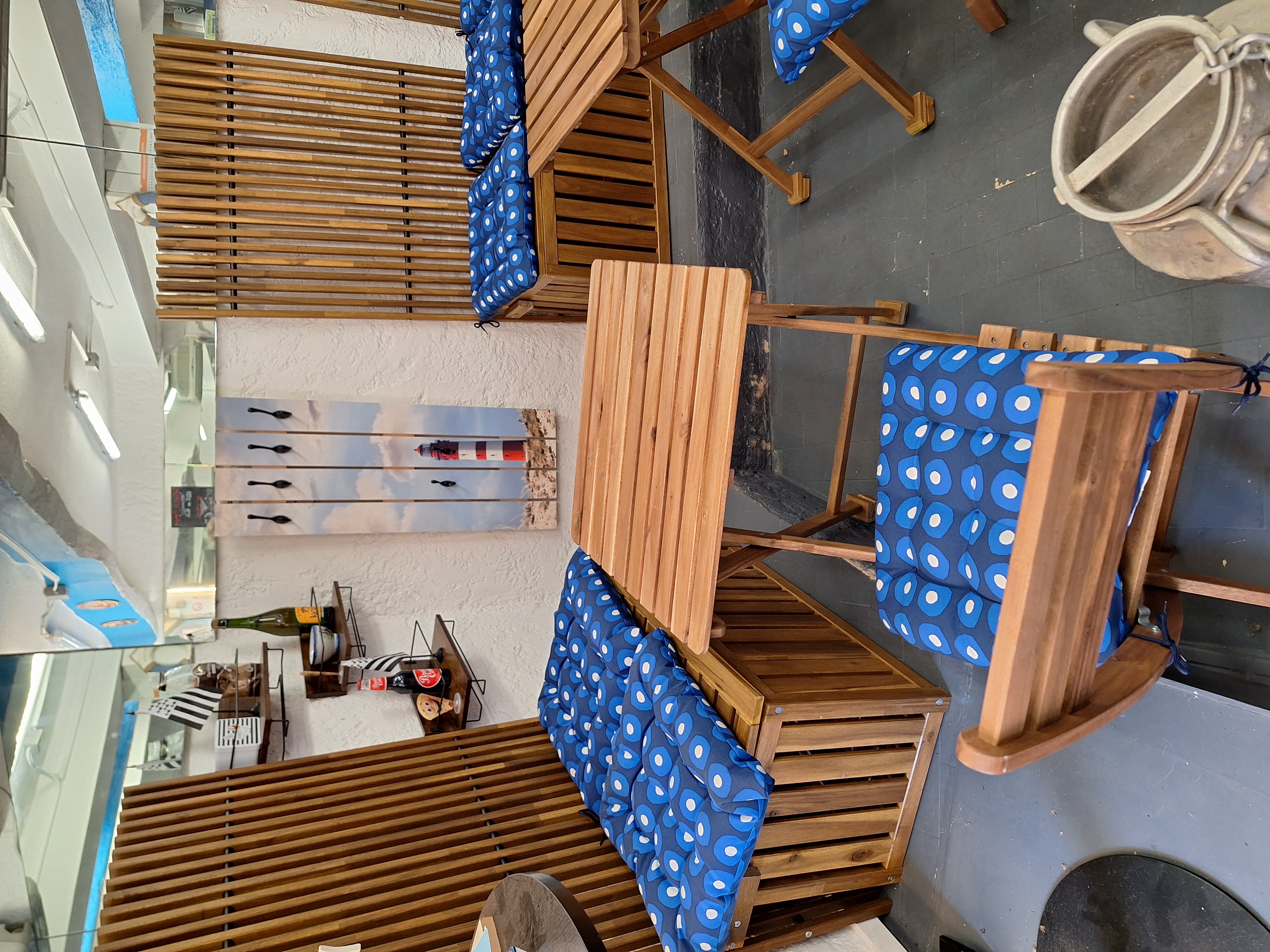 Ventes crepes galettes bretonnes,sur place ou a emporter,epicerie,
Local refait a neuf interieur exterieur
Tableau et electricite neufs,chambre froide,clim,
Dans rue tres commercante.
Emplacement n1