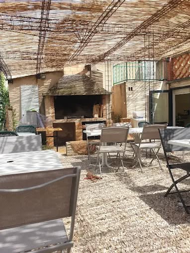 À VENDRE – Le Bousquet-d’Orb (34260) | Hôtel-Restaurant – Murs et Fonds
Immeuble de caractère d’environ 770 m² sur 4 niveaux, avec une configuration idéale pour un projet rentable en deux temps.
1) Cashflow immédiat
Rez-de-chaussée : restaurant rénové, prêt à exploiter.
2) Création de valeur
Trois niveaux à rénover : potentiel évident pour développer de l’hébergement, des surfaces locatives ou une extension d’activité selon votre stratégie.
Atouts opérationnels
- Cour ombragée, environnement calme
- Parking en face
- Emplacement cohérent avec une clientèle de passage (axe Avène / itinéraire Compostelle)