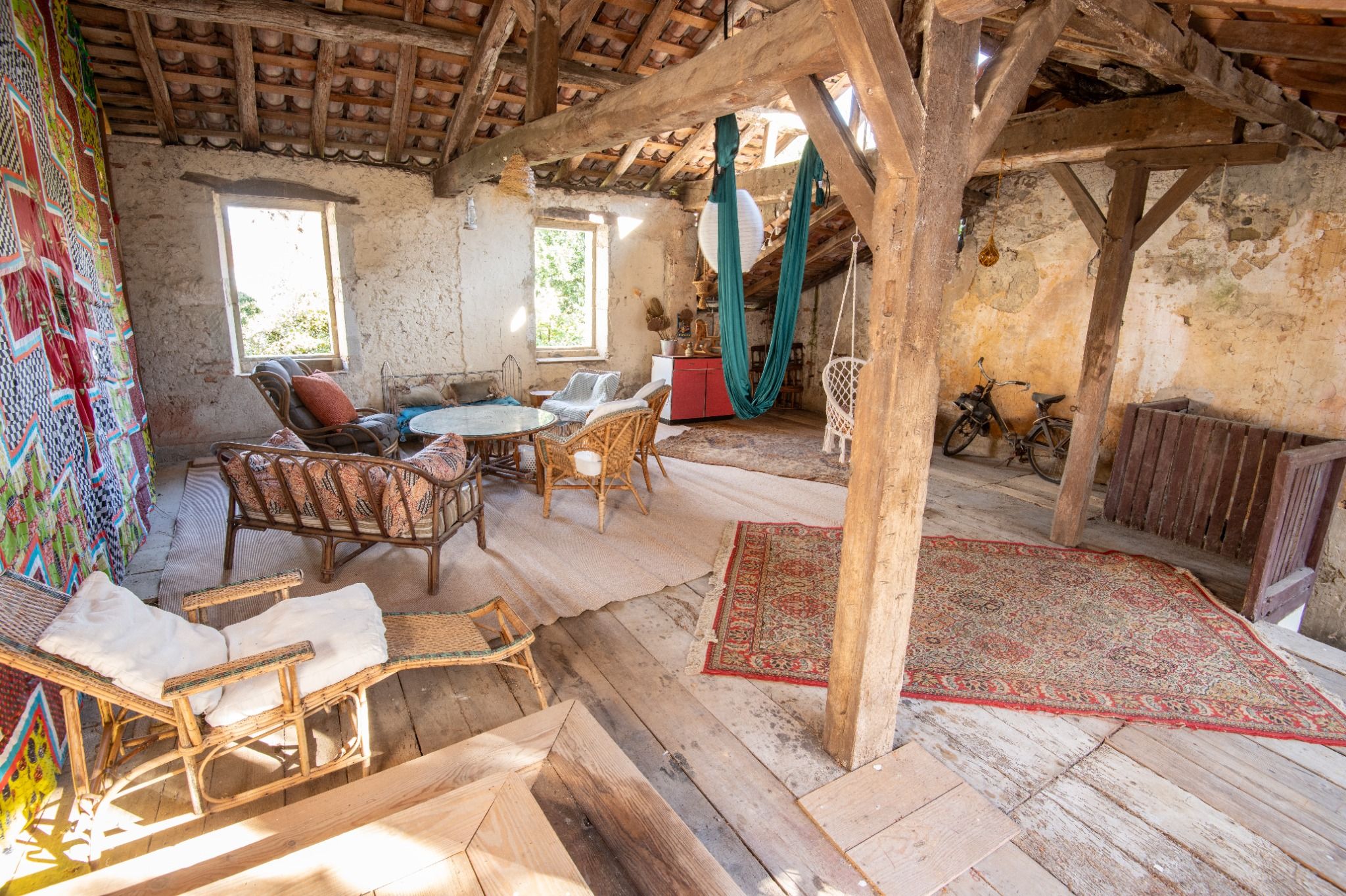 Au pied de l’abbatiale classée à l’UNESCO, sur la conviviale place de Verdun fraîchement rénovée, découvrez un immeuble traversant du 18ème siècle, alliant charme patrimonial et fort potentiel commercial et résidentiel. Ce bien unique séduira entrepreneurs, investisseurs ou amoureux de l’ancien souhaitant allier lieu de vie et activité professionnelle dans un cadre exceptionnel.
------------------------------------------
Un café emblématique, clé en main

L'établissement, à cheval entre salon de thé/café et bar à tapas le soir avec une carte de produits locaux, 
- Activité : Salon de thé/café le jour, bar à tapas le soir – fort potentiel de développement (soirées à thème, événements). 
- Surface : 42m² (cuisine ouverte 7m² équipée : tireuse, frigo, machine café, etc.) + toilettes PMR
- Salle : 32m² (20 couverts assis) + terrasse de 62m² (20m² ensoleillée + 42m² sur la place à l’ombre des platanes)
- Atouts : Notoriété locale avec les communes alentour, clientèle fidèle d’habitués, beaucoup de visiteurs (touristes/ pèlerins), décoration vintage réussie, vitrine d’époque sculptée. 
- Événements annuels majeurs (5 jours de fêtes, marchés hebdomadaires et nombreuses animations festives et culturelles de la ville )
- Bail locatif : Revenus actuels de 800€/mois (à redéfinir)
- Prix fonds de commerce : 60 000 € (matériel, mobilier, licence IV)
------------------------------------------
Un immeuble traversant aux volumes remarquables

L’immeuble s’étend de la place de Verdun à la rue des Ursulines et se compose de 4  espaces distincts :

Bloc A - Partie habitation
- Au premier: salon avec cheminée ancienne, menuiseries d’époque et cuisine avec vue exceptionnelle sur l’abbatiale
- Chambre et grande salle de bain et toilettes séparées, au second
- Le tout desservi par une cage d’escalier spectaculaire (30 m² au sol, 9 m de haut) avec verrière

Bloc B – Espaces à fort potentiel
Salle de 55 m² donnant sur le patio (accueil d’événements pour 100 personnes, activités culturelles, coworking…)
Pièces de 37 m² et 18 m² au premier étage (magnifique parquet en damier et cheminée marbre), Trois pièces desservies à rénover au second étage
Combles aménageables (27 m² loi Carrez)

Bloc C - Coursive type patio
Sans vis à vis, calme, de caractère avec colonne en brique, pierres apparentes avec une passerelle qui relie le bloc B au D. Idéal pour ceux qui aiment les petits écrins de fraîcheur nécessitant peu de jardinage (avec un puits, pratique!). 

Bloc D - Garage & terrasse 
Garage de 40m2, pouvant accueillir un véhicule avec un escalier qui mène à une terrasse ouverte, avec colombage, très agréable avec vue sur la coursive et les beaux jardins de Saint-Sever de la rue des Ursulines. 

Projets possibles
- Extension de l’activité commerciale sur l’ensemble du RDC (étude architecte et PMR/incendie déjà réalisée) avec une séparation habitation / commerce facilitée grâce à l’entrée indépendante. Utilisation de la cour pour les fêtes locales (rue Ursulines).
- Division de l’immeuble en deux bloc envisageable (devis géomètre disponible)

Informations pratiques

- Surface totale utile 300m2 (hors combles aménageables, bloc garage et  terrasse couverte). 
- Travaux réalisés (de 2020 à 2025): toiture de l’ensemble des blocs et garage, fenêtres extérieures en double vitrage, chaudière gaz nouvelle génération, électricité et isolation bloc A
- Travaux à prévoir : reprendre la verrière, l’isolation du second bloc, le rafraîchissement de façade extérieur côté cours et ses volets, l’aménagement et le réseau d’eau/électricité du second bloc avec création de points d’eau supplémentaires. 
- Prix: 290 000 € (immeuble) + 60 000 (fonds de commerce). 
- Taxe foncière : 1 347 € (habitation + commerce)
- Dépenses énergétiques habitation (gaz +électricité ): 1 310 € en 2025 
- Diagnostics : réalisés 2020, en cours de mise à jour

📸 Plus de photos, descriptif détaillé, bilans, devis, plan archi et documents sur demande
📍 Bien rare – visite indispensable pour en saisir tout le potentiel