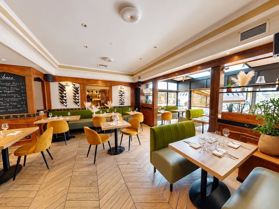 À céder au Havre (76600), fonds de commerce de restaurant d'environ 90 m², récemment rénové et ne nécessitant aucun investissement en travaux. Salle d'environ 40 couverts, avec une capacité adaptable selon l'aménagement souhaité, et espace bar convivial. Cuisine professionnelle entièrement équipée (planchas, bain-marie, gazinière, système d'extraction), cave avec chambre froide.

Emplacement : cœur du centre-ville, à proximité immédiate des Halles Centrales, secteur dynamique à fort passage. Tramway et bus, stationnement facile.

Conditions : prix du fonds 199 000 € honoraires inclus (184 000 € hors honoraires). Loyer 30 000 € HT HC par an, charges 7 080 € par an. Bail commercial 3/6/9 ans en cours jusqu'au 26/12/2026.

Annonce proposée par Pôle Implantation Commerce (réf. Ref076332).