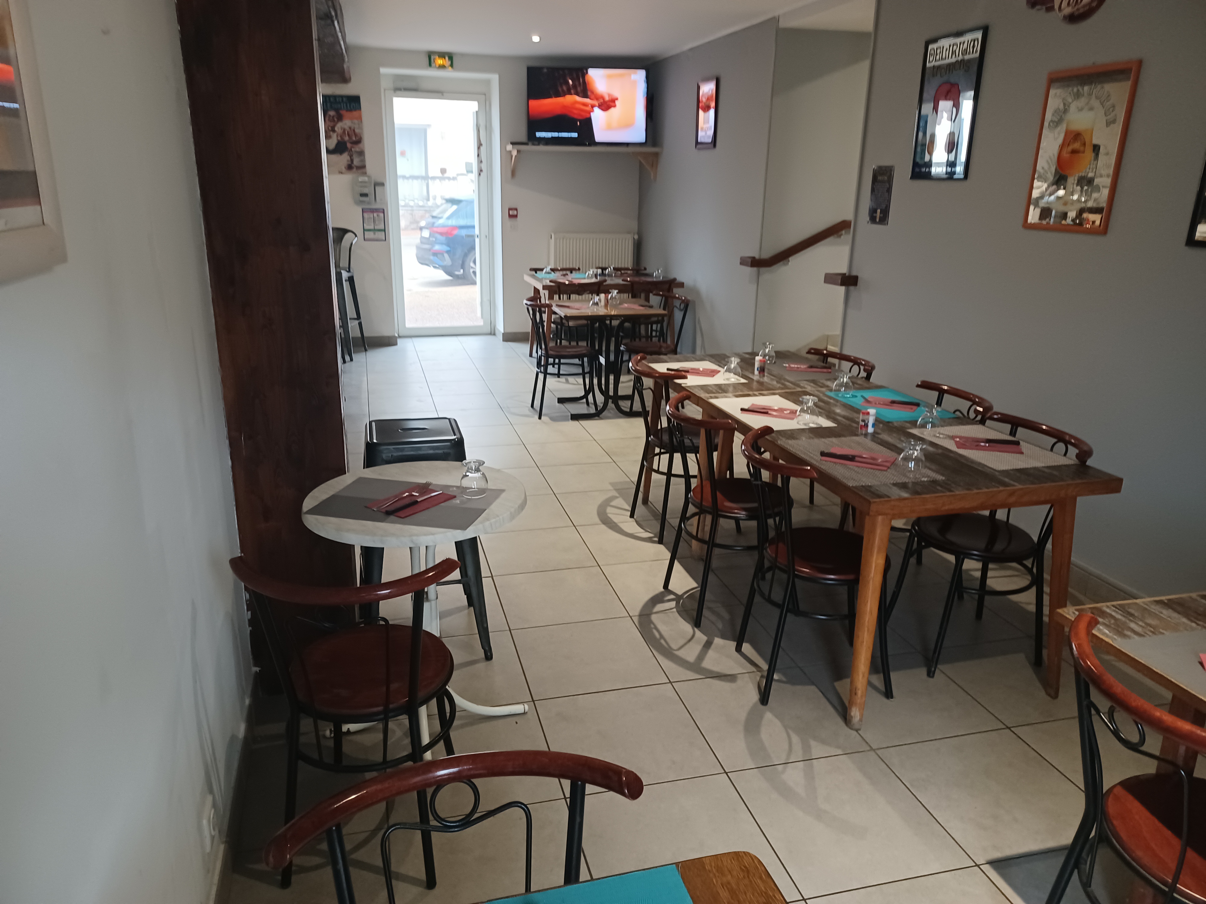 Bar restaurant situé au coeur du bourg de SAVIGNY en REVERMONT 71580 commune de 1170 habitants région Bourgogne Franche Comté . L'autoroute A39 traverse la commune qui est à 12 Km de Lons le Saunier et 16 km de Louhans.
Ce restaurant avec la licence IV appartient à la Commune, le bâtiment a été entièrement rénové en 2014 (toiture, isolation, cuisine aux normes). Aujourd'hui exploité par un couple qui veut arrêter cause santé. Il y a un bon potentiel, il y a autour de cette commune de petites communes. Nous avons un dépôt de pain, une supérette ou vous y trouvez de tout(boucherie, fruits et légumes, vins, brasserie, épicerie). Proche du restaurant de nombreuse places de stationnement.
Le restaurateur vend tout l'équipement qui est aujourd'hui dans le restaurant, vous arrivez avec votre valise et vous êtes prêt à allumer les fourneaux. Deux terrasses devant et derrière. Il y a une salle de bar 20 couverts, une grande salle de restauration de 60 couverts, une cave sous la cuisine pour le stockage. un appartement à l'étage sur toute la surface du restaurant, habitable 102 m², quatre pièces, trois chambres, un espace salon et une salle de bain. Prix de la location 150 € TTC le logement et 650 € TTC le restaurant.