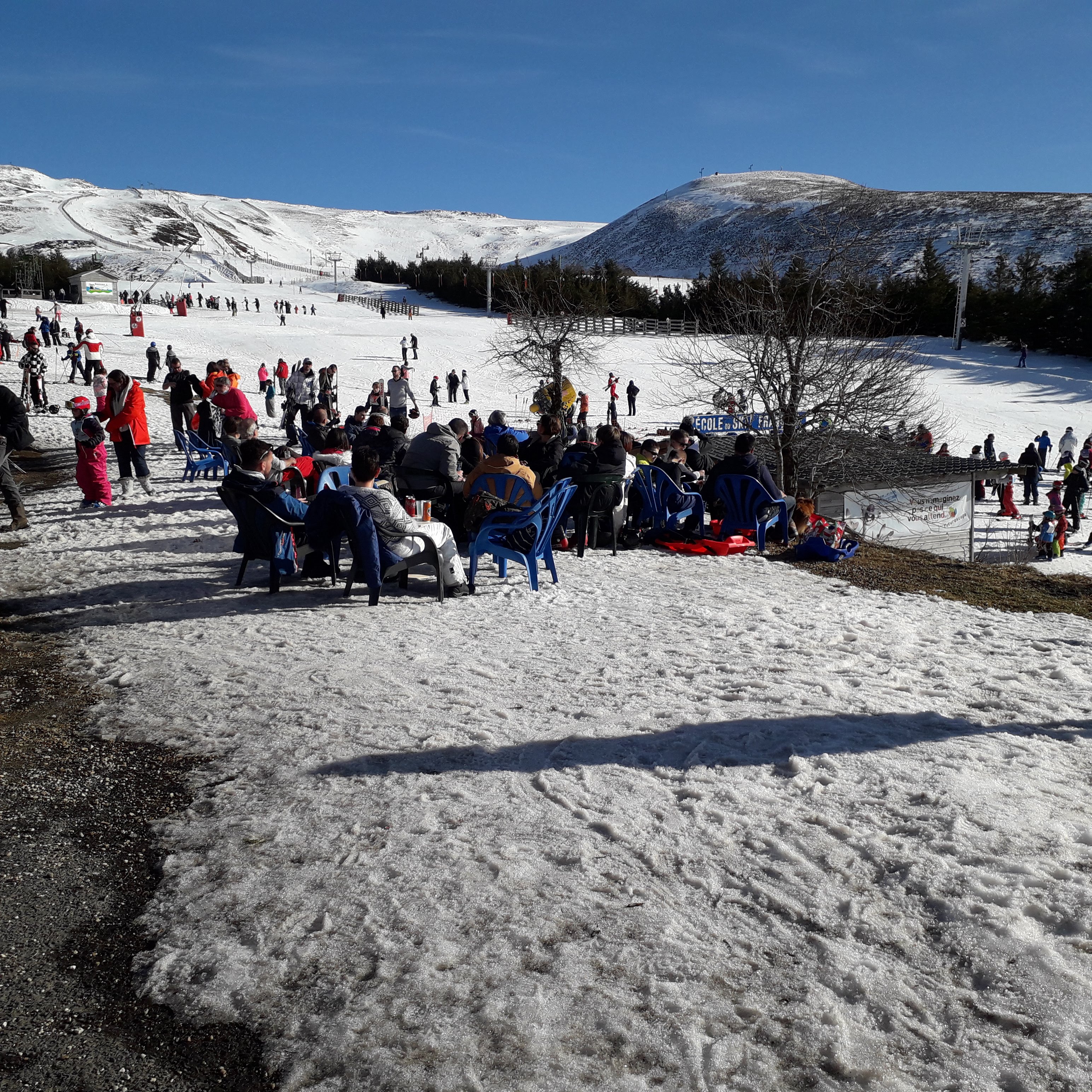 Suite à désistement, nous remettons notre restaurant en vente. Situé dans un magnifique endroit du sancy.
Possibilité d’exploitation saisonnière ou annuelle. 
Grande salle 100 couverts,terrasse 100 places,cuisine 40m2 et nombreuses dépendances. Possibilité séparation murs et fond .
Pour plus de renseignements nous contacter .