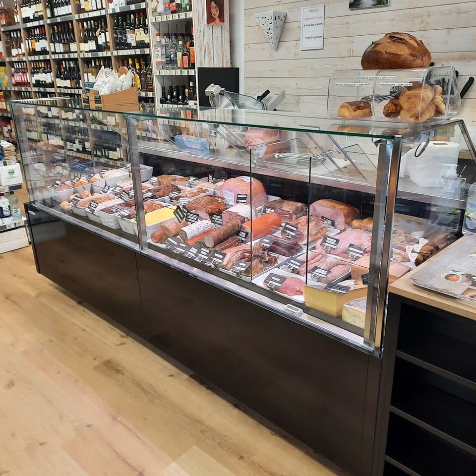 EPICERIE (ENSEIGNE VIVAL GROUPE CASINO)
PROFIL DE REPRISE IDEAL : Vous rêvez de reprendre une très jolie épicerie viable et rentable. Vous souhaitez allier qualité de vie et vie professionnelle. Le VIVAL de Saint Vincent des Landes est fait pour vous !

plein centre bourg, parking, passage intensif dans la zone de tous les commerces
Saint Vincent Des Landes, un village dynamique et en plein développement.

LOCAL ET EQUIPEMENT :
80M² de surface de vente
70m² de réserve ( dont 1 bureau )
 Parking devant- Conformité ERP
Bail communal à faible loyer ( 252€ht/mois )
Points forts : Aucun travaux à prévoir. Matériel neuf.

CHIFFRES :
chiffre d'affaires annuel H.T : 323 000€ 
Inclus dans le prix de vente : matériel, véhicule de fonction

ACTIVITE ET ORGANISATION :
Epicerie traditionnelle, Espace traiteur
Clientèle variée 
Fermeture : dimanche après-midi et jeudi toute la journée.
Horaires : 8h30-12h30/ 15h30-19h00
Organisation actuelle : La gérante sur 3 jours+1 salarié 20h/semaine
Points forts :  l'organisation peut être revue, le contrat salarié s'arrête avec la vente.

MODALITES POSSIBLES :
Accompagnement
Transition.