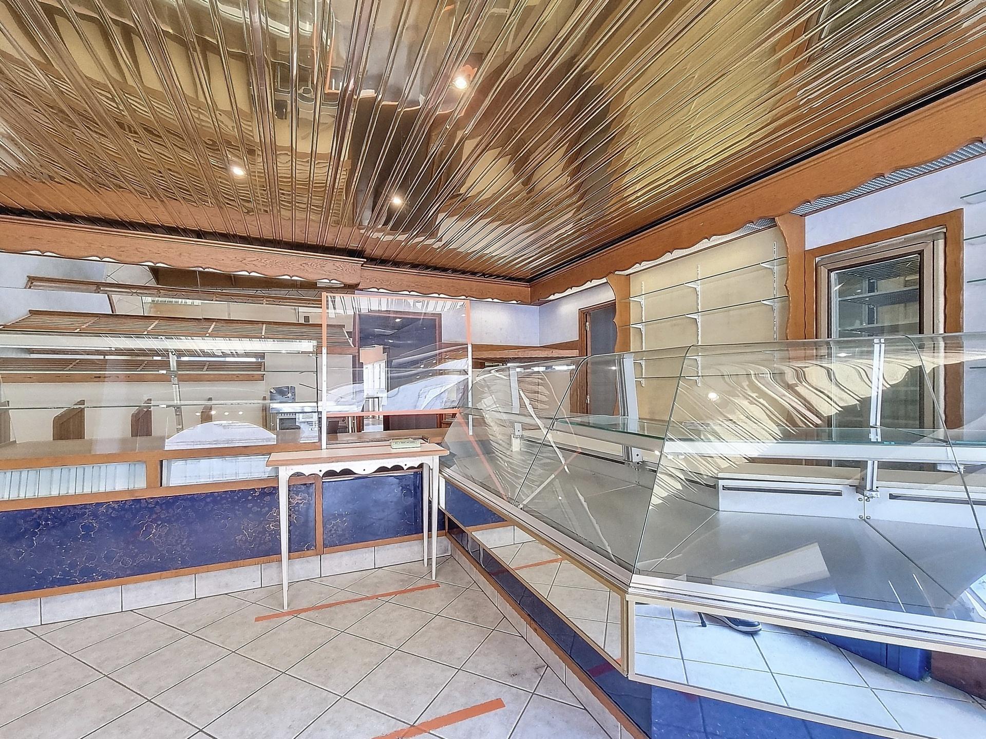 À vendre à Brienon-sur-Armançon (89210), ensemble immobilier comprenant les murs d'un ancien commerce de boulangerie, libre de toute occupation
Le bien se compose de :
- espace commercial de 112 m2 (boutique + fournil/labo
- un appartement de 104 m2
- une grange /dépendance de 60m2
Activité arrêtée depuis 2020 – 

Matériel professionnel de boulangerie présent sur place, estimé à 24 000€, non inclus dans le prix, négociable séparément selon projet  Emplacement centre-bourg, stationnement à proximité  Fort potentiel : commerce de bouche, activité artisanale, création d'activité,  reconversion

Taxe foncière : 2 400 €
 Prix des murs : 137 000 €

 Découvrez cette ancienne boulangerie, rénovée en 1993, fermée fin 2020, qui ne demande qu'à rouvrir ses portes.

Situé sur un terrain de 289 m², cet immeuble comprend un local commercial au rez-de-chaussée (composé d'un espace de vente de 2 laboratoires et de 2 chambres froides), un appartement lumineux et spacieux à l'étage (offrant une belle pièce de vie avec cheminée, cuisine ouverte, 3 chambres et une salle de bain), ainsi qu'une grange offrant des possibilités de transformation

Le local commercial au rez-de-chaussée est idéal pour les entrepreneurs souhaitant s'installer dans un quartier dynamique

La grange, quant à elle, peut être transformée en espace de vie supplémentaire ou en atelier
Cet immeuble, bien que nécessitant quelques rafraîchissements intérieurs, est doté d'un chauffage individuel et d'une cave

À seulement 5 minutes à pied, vous trouverez :
pour vos enfants : une crèche, une maternelle, une école élémentaire, un collège, un centre de loisirs,
commodités : médecins, pharmacie, coiffeurs, garagiste, fleuriste, un supermarché, des restaurants, des bars

Pour des moments de détente: le canal de Bourgogne ainsi que la rivière Armançon seront propices à de belles ballades à pied ou à vélo Les activités proposées sont multiples ( foot, danse, zumba, badminton, judo, tir à l'arc, école d musique, médiathèque,
Ne manquez pas cette opportunité unique de posséder un immeuble avec un fort potentiel commercial et résidentiel