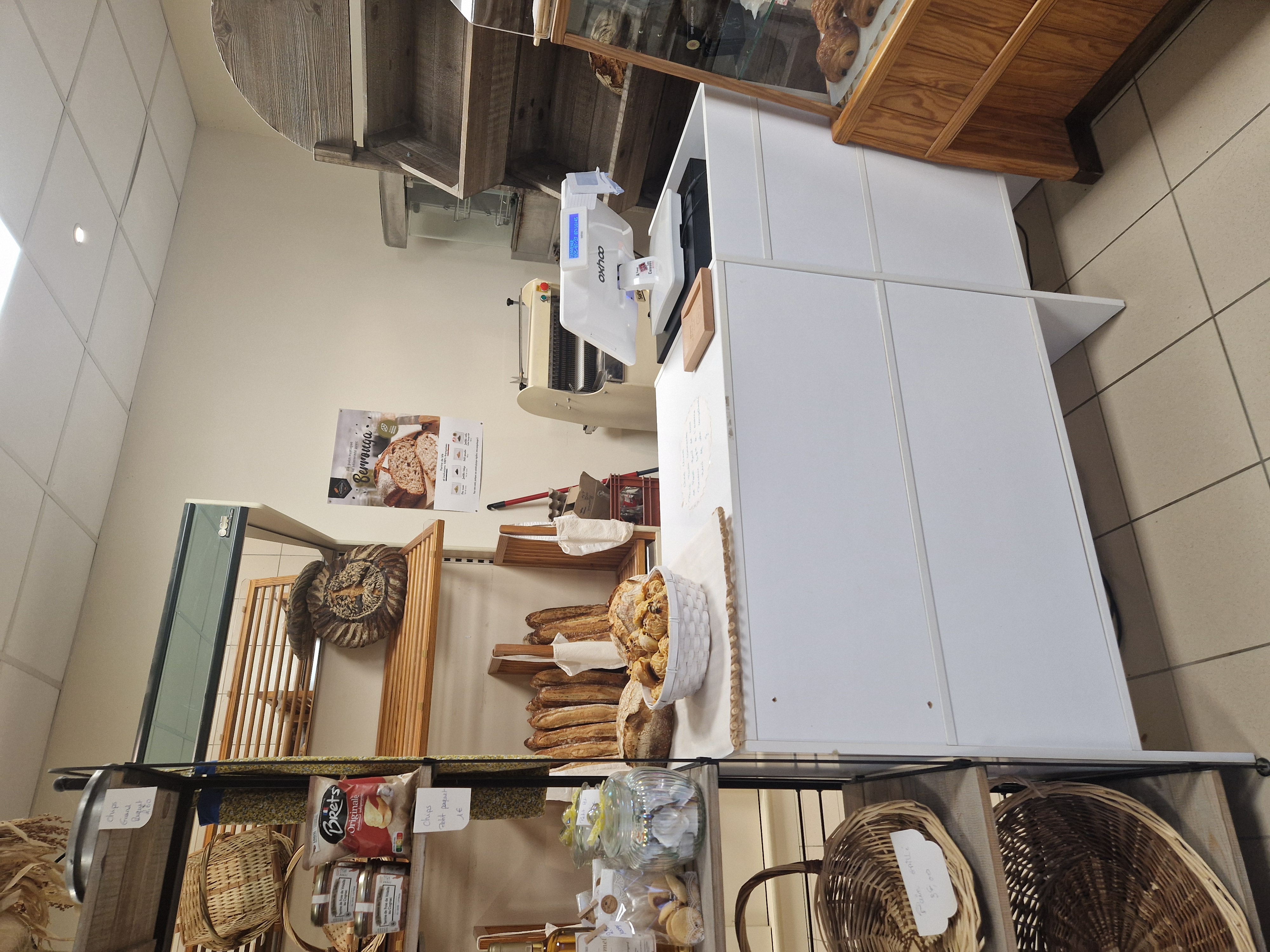 Situé au cœur du village de Saint-Estèphe, à proximité de Nontron, cette boulangerie artisanale bénéficie d'un emplacement stratégique, à proximité immédiate du Grand Etang, site touristique majeur de la région. Elle profite ainsi d'une forte activité saisonnière, particulièrement en période estivale grâce à l'afflux de visiteurs et vacanciers.

L'affaire est exploitée depuis 4 ans par un couple de gérants qui a su dynamiser le point de vente, tant en boutique qu'à travers une activité de vente sur les marchés locaux, contribuant à élargir la clientèle et à la développer le chiffre d'affaires.

Le matériel professionnel est récent, bien entretenu et renouvelé régulièrement, ce qui ne nécessite aucun investissement important à court terme pour la partie production. Les locaux, appartenant à la mairie, sont loués pour un montant très modéré de 1200 € par an. Cette location inclut certains équipements, notamment la vitrine de présentation du magasin.