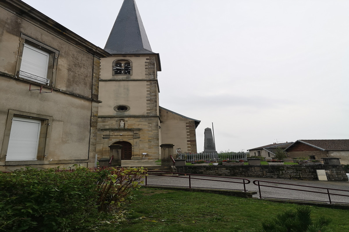 Le programme "1000 cafés" recherche un gérant pour le café-restaurant-multiservice du charmant village de Lerrain dans les Vosges. Village de 530 habitants à 30min d?Epinal, la commune vosgienne de Lerrain dispose d?un cadre de vie de qualité : nature à proximité, une vie associative dynamique, des producteurs locaux se réunissant sur la commune, et un engagement fort de l?équipe municipale pour le maintien des activités économiques et des commerces de proximité. Rémunération sur une base de 1700 euros brut mensuel. Accompagnement, formation et suivi par l'assocation 1000 cafés : https://www.1000cafes.org/ Objectif d'ouverture en mai 2022. Expérience en restauration requise. Contact : CV par mail à recrutement@1000cafes.org