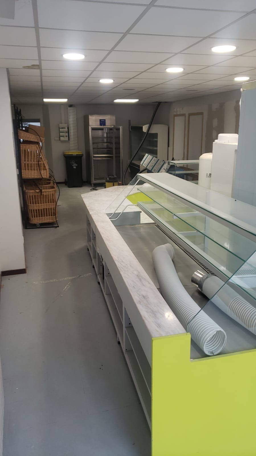 Commune de 600 habitants, dynamique, avec écoles, services, situé sur un axe passant, dans centre-bourg rénové, cherche gérants pour reprendre la boulangerie - pâtisserie.

Cette activité a été enracinée pendant des décennies. Au départ à la retraite du boulanger en décembre 2014, celui-ci n'ayant pas cherché de repreneurs, la commune a racheté le bâtiment et le matériel en 2018.

Après une unique expérience soldée par un échec relationnel entre le cadre de vie rural et le profil des gérants, la commune a mis en sommeil cette activité.

Désormais, à l'heure d'une reprise imminente du bar restaurant et du tabac-presse / épicerie,  nous souhaitons vivement une nouvelle activité de boulangerie - pâtisserie.

Le labo est neuf : refait en 2013, à la suite d'un incendie, soit un an avant le départ en retraite. Le matériel a ainsi très peu servi. La partie magasin est neuve, refaite et mise aux normes par la commune récemment. Une distributeur de baguettes acheté par la commune, dans un local mitoyen à la boulangerie, tout neuf, est également présent et ouvert 24h/24 7J/7.

Le logement à l'étage est actuellement occupé. Des facilités de logement sont toutefois possibles.

L'avantage de la formule proposée ? Un investissement à faire quasi nul et un loyer modeste pouvant séduire de nombreux profils. Le loyer est en effet proposé au prix attractif de 350 €uros HT. La partie magasin fait 40 m2 environ et la partie labo 160 m2. Des aides publiques sont possible pour tout changement de matériel ou complément à effectuer selon les souhaits. 

Venez redonner vie à ce lieu qui fut longtemps emblématique dans la commune et sur le territoire. Axe passant : 2500 à 3500 véhicules par jour, bassin de vie de 2500 habitants environ, 5 communes alentours viennent dans nos écoles ici. A l'échelle du territoire, et des communes limitrophes ne possédant aucun commerce et service public, nous incarnons une centralité intéressante pour l'attractivité des commerces.

A saisir, beau potentiel !