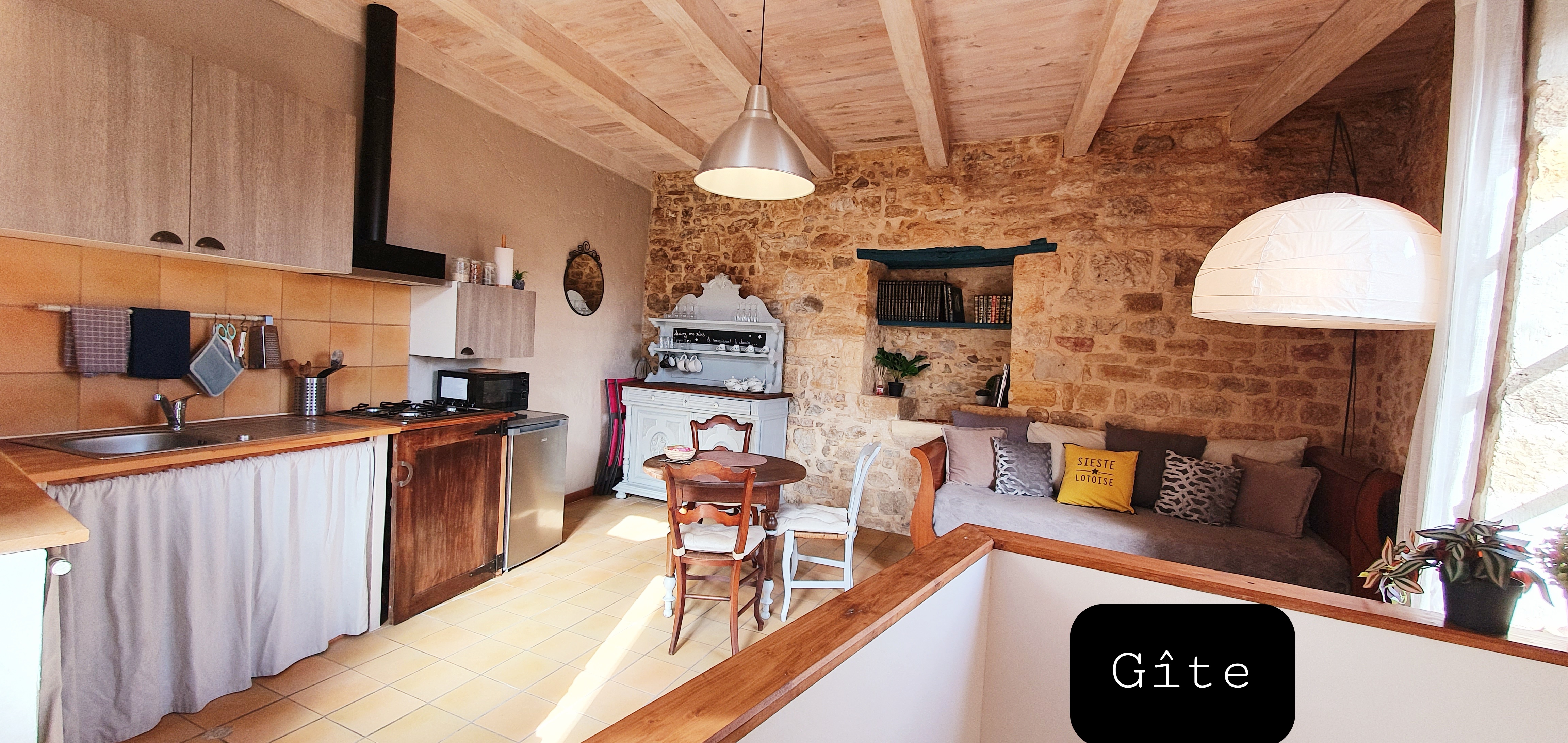 Au cœur d'un joli village médiéval du Lot, immeuble en pierres à vendre, composé d'un salon de thé, d'un gîte et d'un appartement, le tout sur 180m2.
Le salon de thé bénéficie d'une clientèle locale et fidèle toute l'année ainsi que d'un gros surcroît d'activité durant la saison estivale. 
Un lieu plein de charme idéal pour un projet de couple.
Son atout supplémentaire, la grande terrasse fleurie dominant sur les toits du village. 
Région touristique.