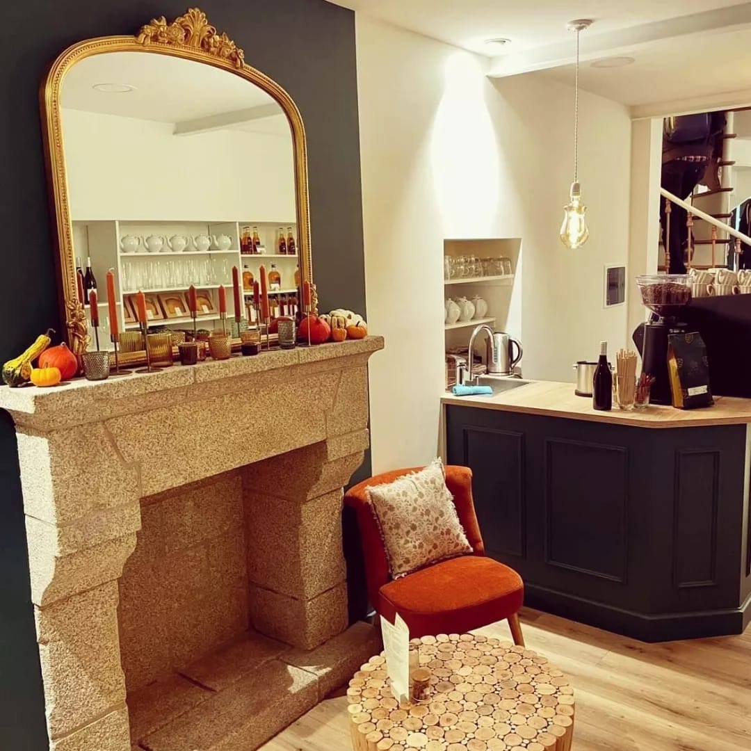 Pâtisserie proposant un espace salon de thé sur 2 étages.

Possibilité de créer un restaurant.

Située dans une cité médiévale de caractère entre Vannes et Lorient.

En plein centre-ville, proche de toutes commodités, et du marché (halles juste en face), il s'agit d'une magnifique affaire intégralement refaite.

Labo parfaitement équipé, disposant de matériel dernier cri, neuf et sous garantie, pas de personnel et un espace de plus de 230 M2 pour satisfaire les papilles de vos clients.

Décoration soignée et matériaux de qualité, vous bénéficiez de matériel moderne permettant de la vente directe et d’un mobilier pouvant accueillir vos clients toute la journée.