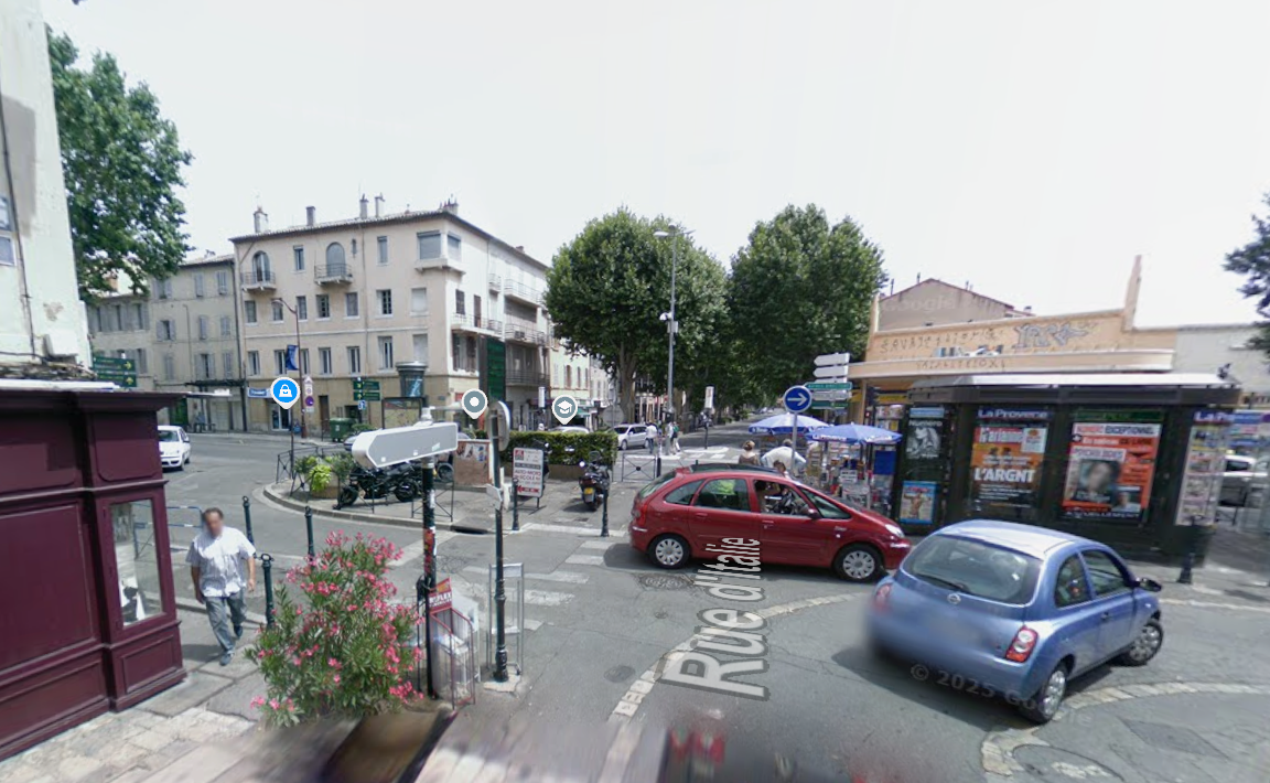 Sur un très bel emplacement au cœur du quartier du quartier historique de Aix en Provence, nous vous proposons d'être un acteur local en devenant kiosquier « presse – loto – multiservices ».

En tant que gérant indépendant enregistré au Registre du Commerce (non salarié, SAS, SASU, SARL, EURL, EI, micro-entreprise…), vous animerez ce kiosque.

Vous disposerez de ce kiosque de 15m² sans droit d’entrée, sans investissement dans un pas de porte ou fonds de commerce avec de faibles charges :

Loyer 200€ HT mensuel, dépôt de garantie 720€
Electricité
Assurance
Routeur ou box 4G
Caisse informatisée spécifique à la presse(Strator, Bimedia, JDC…): entre 80 et 100€/mois
Un fond de roulement/trésorerie d'au moins 5000€ est conseillé pour votre fonctionnement
Contrat de 2 ans renouvelable jusqu'en décembre 2033 (le renouvellement de la convention "kiosque" sera étudié après cette date)

Un agrément de diffuseur de presse en effectuant une formation obligatoire vous sera délivré. Le dépôt de presse CPMM (à Gignac la Nerthe) vous informera des conditions et vous expliquera le métier ; aussi, il vous livrera quotidiennement les journaux.

Un autre dossier sera à présenter pour les jeux (PMU/ “la Française des Jeux/FDJ”). Prévoyez 2 à 3 mois avant une ouverture(avec les jeux).

Les activités exercées sont principalement, la presse :

Presse nationale(commission 23%) et régionale(commission 14%)
Les jeux de la Française des jeux (FDJ): jeux de grattage, tirage (commission 5%)
Les souvenirs, les cartes postales, librairie, petits relais colis, bimbeloterie…
Les boissons, les glaces emballées, les confiseries, la conciergerie…

Nous pourrons étudier ensemble d'autres services pour le kiosque (artisanales ou autres).

Vos revenus proviendront des commissions

Les jours et horaires d'ouverture seront établis ultérieurement mais généralement, 8h à 12h30 et 15h30 à 18h toute la semaine ; adaptable au gré des saisons.
(Vous pouvez bien entendu prévoir un jour de fermeture comme le lundi et ouvrir le dimanche matin qui généralement est un jour à fort potentiel)

Je reste à votre écoute pour vous apporter plus de détails.