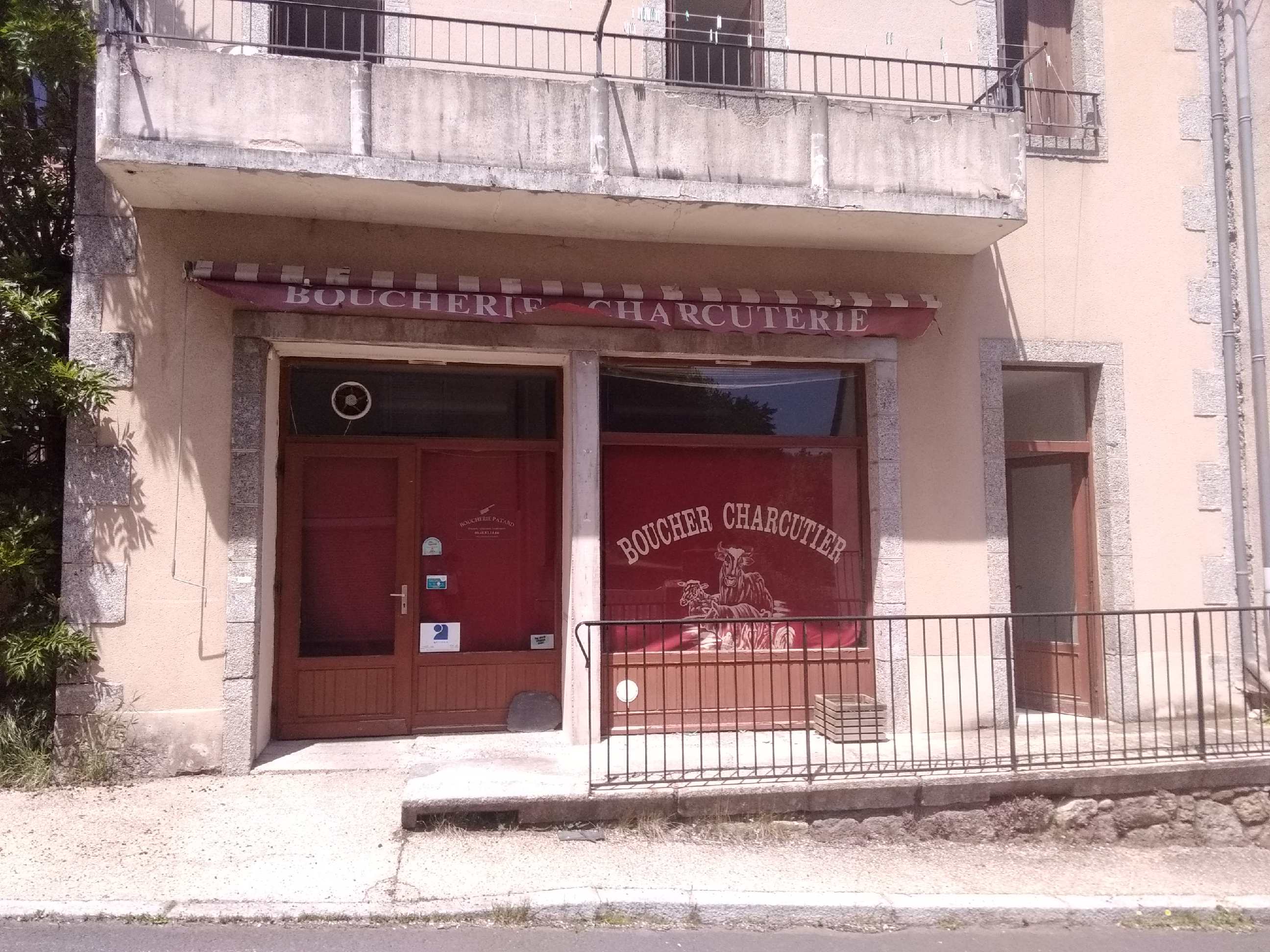 A louer, local commercial d’une boucherie-charcuterie exploitée depuis près de 30 ans. Implanté sur une commune de 370 habitants, sur les contreforts de l’Aubrac, à 15 min de l’autoroute A75 reliant Clermont-Ferrand à Montpellier, le local est idéalement situé proche d’autres commerces de proximité (boulangerie, épiceries, cabinets médicaux, restaurant, office de tourisme et Maison de services, MAM) et à deux pas de la place du village avec stationnement.

Le local comprend une surface totale de 110 m². En RDC il comprend une boutique, une arrière-boutique, un atelier équipé d’une chambre froide et d’un monte-charge reliant le sous-sol à l’atelier. Une partie du matériel est mis à disposition par la municipalité qui est également propriétaire des murs.

Modalités de mise à disposition : bail administratif  
Loyer mensuel : 446 € TTC