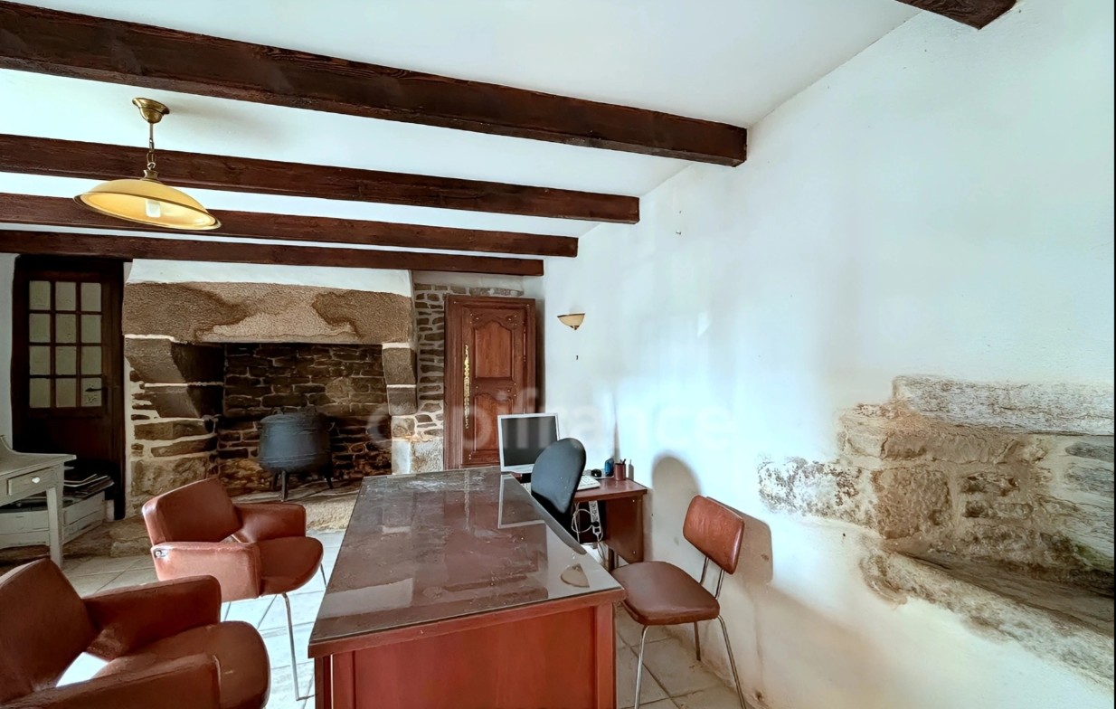 Idéalement situé en plein centre-bourg de Landudec, sur un axe passant avec un flux de véhicules régulier, cet ensemble immobilier bénéficie d’une excellente visibilité et offre une opportunité rare d’allier activité professionnelle et habitation. Stationnement facile et immédiat au pied du bien, un véritable atout pour accueillir la clientèle.

Au rez-de-chaussée, vous découvrirez un local commercial d’environ 62 m², composé d’un ancien bar offrant un bel espace principal ainsi qu’une salle attenante idéale pour une extension, une salle d’attente ou un espace de travail. Un WC indépendant et une petite réserve complètent ce niveau.

À l’étage, un logement de type T3 d’environ 53 m² comprenant une cuisine ouverte sur un salon lumineux, deux chambres et une salle d’eau avec WC.

Au deuxième étage, des combles aménageables d'une surface au sol de 62m², offrent un potentiel supplémentaire intéressant pour agrandir la surface habitable ou créer un espace complémentaire selon vos besoins.

L’ensemble est à rénover, offrant de nombreuses possibilités d’aménagement et de valorisation selon votre projet.


Ce bien conviendra parfaitement à de nombreuses activités : restauration, commerce de proximité, professions libérales, agence, bureaux ou activité indépendante.


Idéal pour un professionnel souhaitant implanter son activité avec logement sur place, ou pour un investisseur recherchant un bien à fort potentiel avec possibilité de projet mixte ou locatif.