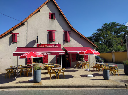 À reprendre, « Le Cheval Blanc », bel établissement clé en main Bar restaurant épicerie dépôt de pain, journaux, relais Poste, au c?ur de la commune de St-Gérand-de-Vaux*. Clientèle locale et touristique (aire camping-cars, étang communal,?) particuliers et professionnels. Importante dynamique locale. Potentiel de développement. Exploité en SAS depuis 2018 par son gérant, son conjoint et 1 salarié temps partiel. Matériels complets et récents (- de 4 ans). Bilans et liste matériels disponibles auprès du cédant. Murs appartenant à la commune. Salle de restaurant avec bar 58 m², 2ème salle de restaurant 30 m². Cuisine équipée 18 m². WC PMR accessible par l?extérieur. WC et salle d?eau privative au RDC. Terrasse à l?avant. Cour fermée, garage, jardin, 2 caves. Chauffage gaz. Logement annexé à l?étage d?environ 100 m² avec 2 grandes chambres, 1 petit chambre, 1 séjour et 1 salle d?eau. Prix de vente des parts sociales : 85 000 ? (matériels et stocks inclus). Montant du loyer : 653,77 ? TTC/mois. Bail commercial. 
*Saint-Gérand-de-Vaux est une commune rurale dynamique située au Centre du département de l?Allier à 8 km de Varennes-sur-Allier. La ville de Moulins (Préfecture,Ville d?art et d?Histoire) est à 25 min et Vichy (Ville thermale Reine des Villes d'eaux inscrite au patrimoine mondial de l'UNESCO) est à 35 min. Clermont-Ferrand (Puy-de-Dôme) est à 1h10 et Lyon (Rhône) à 2h. Découvrez Saint-Gérand-de-Vaux en vidéo : https://www.facebook.com/101338871750215/videos/1070097210233054