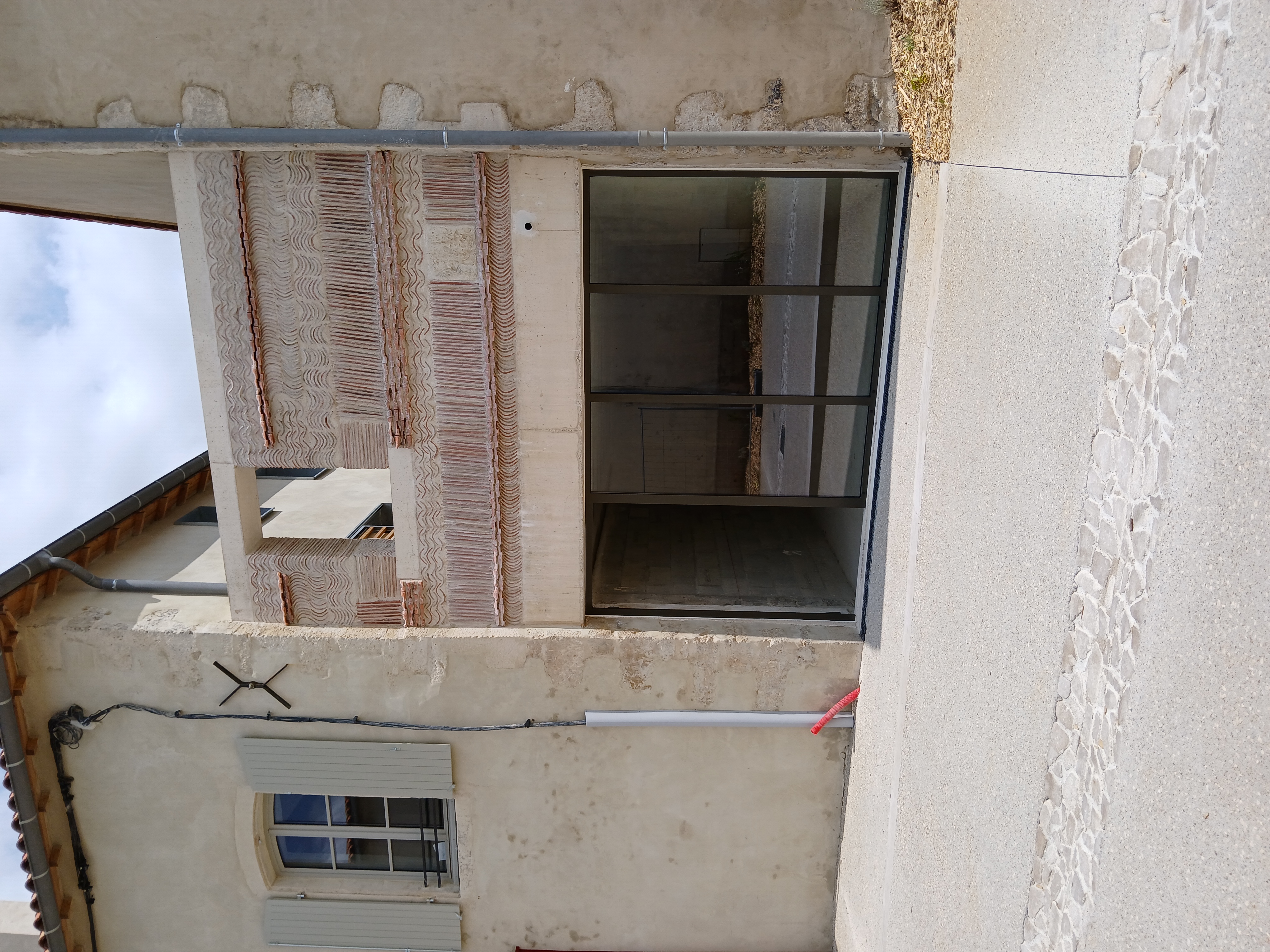 En centre-ville de Chef-Boutonne, Petite Cité de Caractère (Sud Deux-Sèvres, à 15 mn de la Nationale 10), un local commercial, situé en rez-de-chaussée, possède une superficie de 119,5 m² de plain-pied, comportant 1 pièce :  
- Porte d’accès principale 
- Une pièce d’un seul tenant, disposant d’une vitrine et d’une porte vitrée ouvrant sur le passage des halles piétonnier et disposant d’un accès à l’arrière de l’immeuble pour les livraisons. 
Local situé en face des Halles et de la place centrale de la ville, au cœur d'un Ilot urbain nouvellement restauré. 
Local commercial brut de béton en location bail, mitoyen avec deux autres cellules commerciales. 
Libre immédiatement.