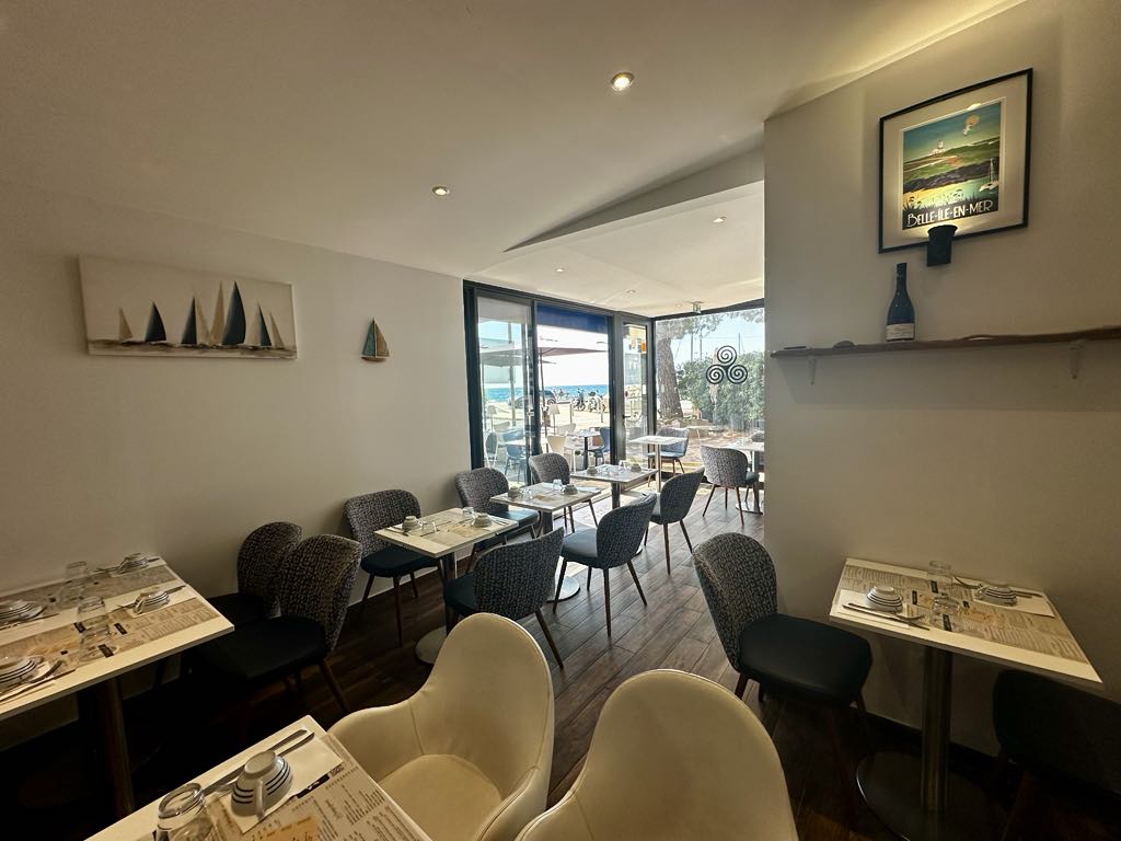 À VENDRE : Restaurant à Fréjus Plage 🌟

Idéalement situé à Fréjus Plage avec une vue imprenable sur la mer, ce restaurant offre une ambiance accueillante et ensoleillée, parfaite pour attirer les clients tout au long de l'année.

Caractéristiques :
Terrasse Spacieuse : Équipée de tables, chaises et parasols, offrant un cadre agréable pour les repas en plein air.

Localisation Premium : Fort passage et clientèle fidèle.

Équipement Complet : Cuisine équipée, mobilier en bon état, matériel de démonstration inclus.

Détails Financiers :
Chiffre d'affaires annuel HT : 310 000 € en constante augmentation

Avantages :
Vue magnifique sur la mer

Emplacement stratégique au cœur de Fréjus Plage

Bonne réputation et clientèle établie

Pour plus d'informations et pour organiser une visite, veuillez nous contacter au plus vite