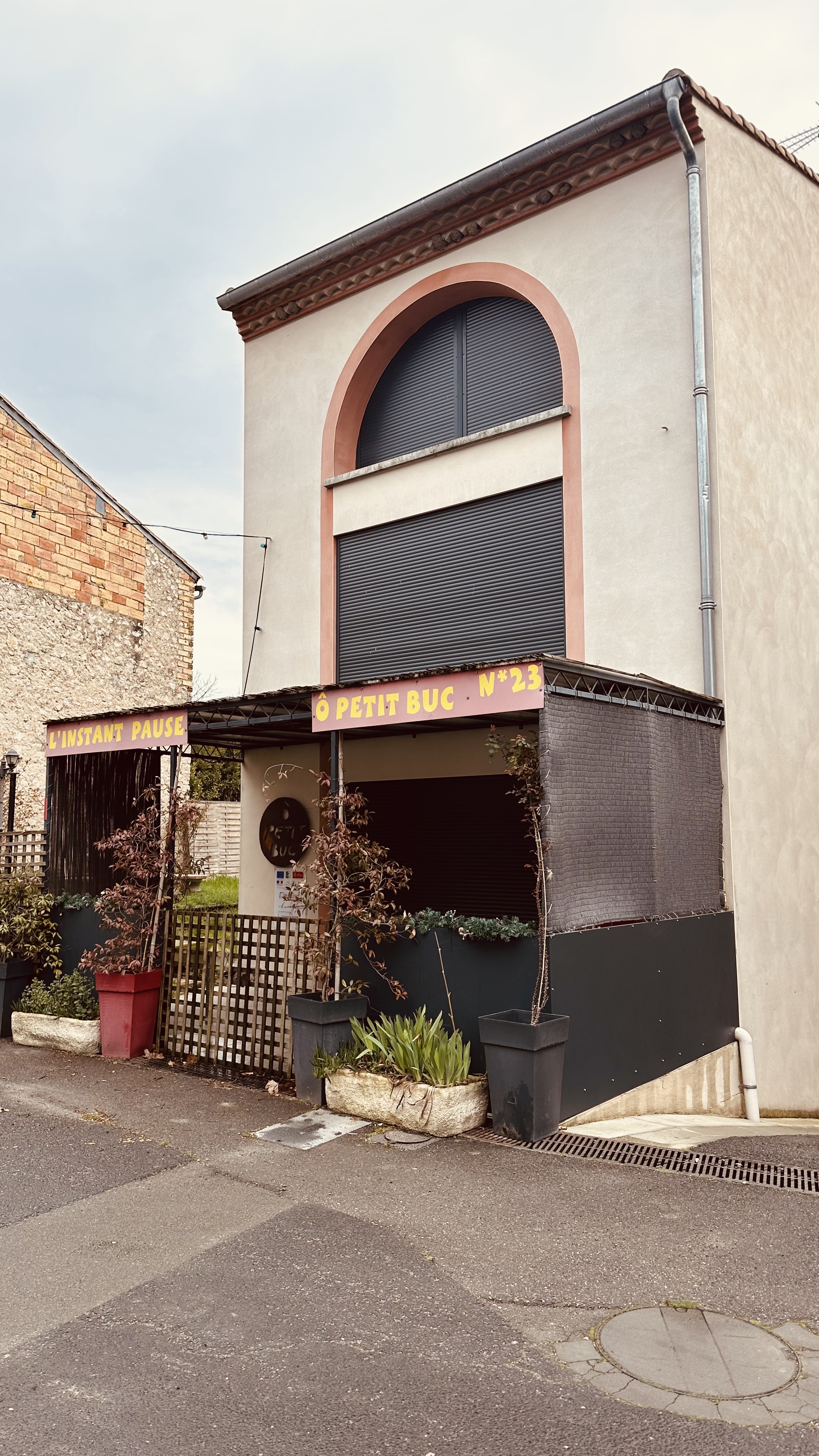 La commune de Laurabuc (Aude) est à la recherche de candidats à  l'installation pour un commerce multiservices de proximité. La Mairie est propriétaire d'un local commercial construit en 2019 situé au cœur de village. Le local de 47 m² en RDC comprenant un espace dédié à l'épicerie, un coin cuisine, un espace de stockage en N-1, avec stationnement livraison et une terrasse extérieure de 12 m² avec jardin. Le porteur de projet pourra, s'il le souhaite, bénéficier d'un logement au-dessus du commerce. Il comprend 3 chambres, 1 salon, 2 salles de bain, 1 cuisine et 1 cellier. Loyer estimé à 500 € HT par mois.

Dossier de candidature à télécharger sur le site de la mairie 
https://laurabuc.fr/
A retourner avant le 10 avril 2025.