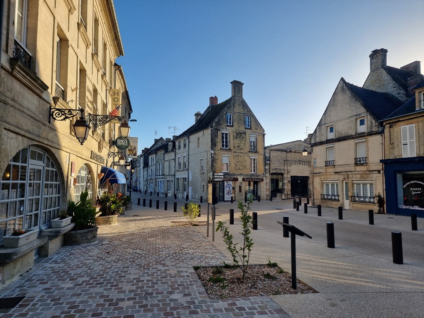 BELLE OPPORTUNITE POUR LES PASSIONNES DE COMMERCE ET DE GASTRONOMIE :

DEVENEZ EPICIER-PRIMEUR A CREULLY-SUR-SEULLES !

Afin de dynamiser les circuits-courts et les producteurs locaux, la commune s’est engagée dans la réhabilitation d’une halle gourmande patrimoniale de 300 m² qui accueillera dès le printemps 2025 une Boucherie-Charcuterie (80 m²), un Epicier-Primeur (120 m²), une poissonnerie (30 m²), ainsi qu’un local dédié aux producteurs locaux.

Cette halle viendra compléter l’offre de proximité existante : restaurants, fleuriste, coiffeurs, bar-tabac-presse, magasins de vêtements, épicerie fine, fromagerie, boulangerie-pâtisserie etc., ainsi que de nombreux services : pôle de santé de la Seulles avec 25 professionnels, Espace France Services, école, collège, médiathèque, etc. Un marché est présent le mercredi sur la place principale récemment réaménagée.

La commune de Creully-sur-Seulles accueille 2 300 habitants dont 73 % ont moins de 59 ans (avec une part importante de jeunes adultes de moins de 30 ans). La grande majorité des habitations sont des résidences principales. Du fait de sa situation, proximité immédiate des plages du Débarquement en Normandie, 20 km de Caen, 15 km de Bayeux et 7 km du bord de mer, Creully-sur-Seulles bénéficie d’un potentiel important de consommateurs : locaux, salariés (présence d’importantes entreprises tels que Nestlé Health Care, la coopérative de Creully, ou encore les Champignons de Normandie), touristes (patrimoine bâti remarquable comprenant notamment son château médiéval avec 4 500 visiteurs en 2024-) enfin c’est la  zone de « chalandise » privilégiée des habitants des communes environnantes. Commune dynamique où différents évènements récurrents sont désormais inscrits dans la vie creulloise (le festival bouge ton Bessin, les Médiévales de Creully, la fête des plantes…).

 

Le bail commercial bénéficiera d’un loyer modéré les 5 premières années de 675 € par mois (Hors taxes et charges).

Équipement professionnel à la charge de l'exploitant.

L’ouverture de la halle aura lieu en juin 2025.

Une visite des locaux pourra être organisée par la commune à la demande du candidat.

Date limite de dépôt du dossier de candidature : 15/02/25

Un comité de pré-sélection sera organisé après cette date.

Le porteur de projet retenu pourra bénéficier d’un accompagnement individuel de la CMA notamment dans le cadre du dispositif  « Ici je monte ma boîte » mis en place par la Région Normandie.


Si vous aimez partager votre amour des produits de qualité et créer des liens avec vos clients, cette épicerie de proximité incluant une activité de primeur, pourrait être faite pour vous. N'hésitez pas à déposer votre candidature et à faire découvrir vos sélections de produits variés et de qualité, mettant en avant les saveurs et les savoir-faire locaux.

C'est le moment de vous lancer dans cette belle aventure !