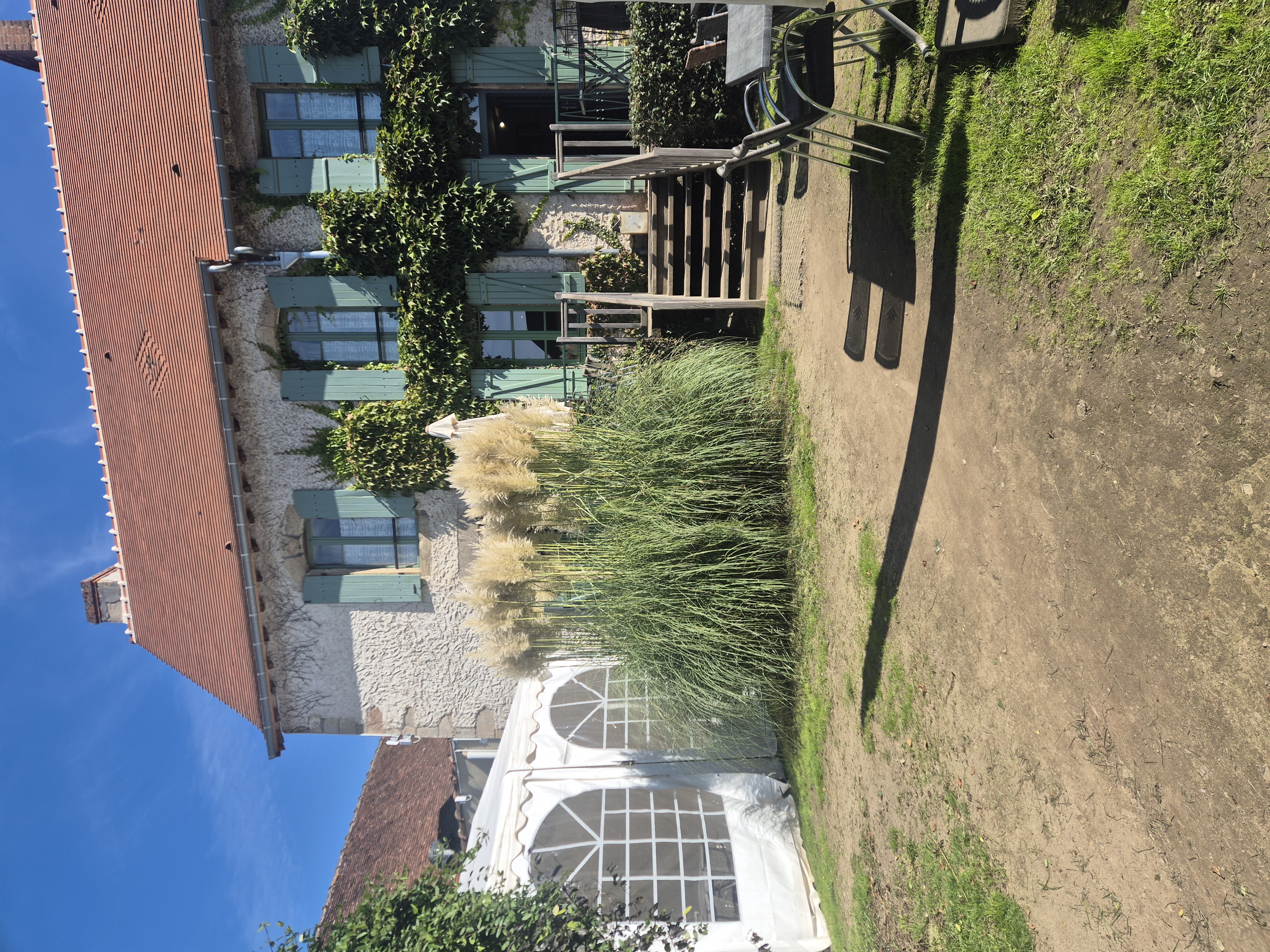 A vendre pour changement d'activité, bar restaurant situé au sein d'un village pittoresque au cœur de la Vallée des Peintres, une zone touristique et dynamique tout au long de l’année.

L’établissement dispose d’une clientèle fidèle locale et d’une attractivité touristique importante :

Menus ouvriers tous les midis tout au long de l’année
Touristique de Mai à Septembre et pendant toutes les vacances scolaires (de nombreuses résidences secondaires dans les environs)
Repas de groupes et soirées musicales de Mai à Septembre principalement
La salle de restaurant et le bar peuvent accueillir jusqu'à 60 couverts et l'été le jardin peut accueillir 200 couverts supplémentaires.

Nombre de couverts moyens de Mai à Septembre 2022 : 93 midi / 122 soir. Juillet/août : 125 midi / 200 soir, avec des journées jusqu'à 400 couverts/jour.

Adresse incontournable du territoire, l’entreprise réalise un C.A. de 1.215.000€ en 2024.

La cuisine est fonctionnelle et directement exploitable (travaux récents), l’agencement tables & chaises est en bon état.

A l’étage, sont disponibles 7 chambres à rénover entièrement pour un fort potentiel d’hébergement touristique et à l’année.

Prix de vente du fonds : 280.000€

Possibilité de location ou d’achats des murs : loyer annuel de 30.000€ ou achat 260.000€