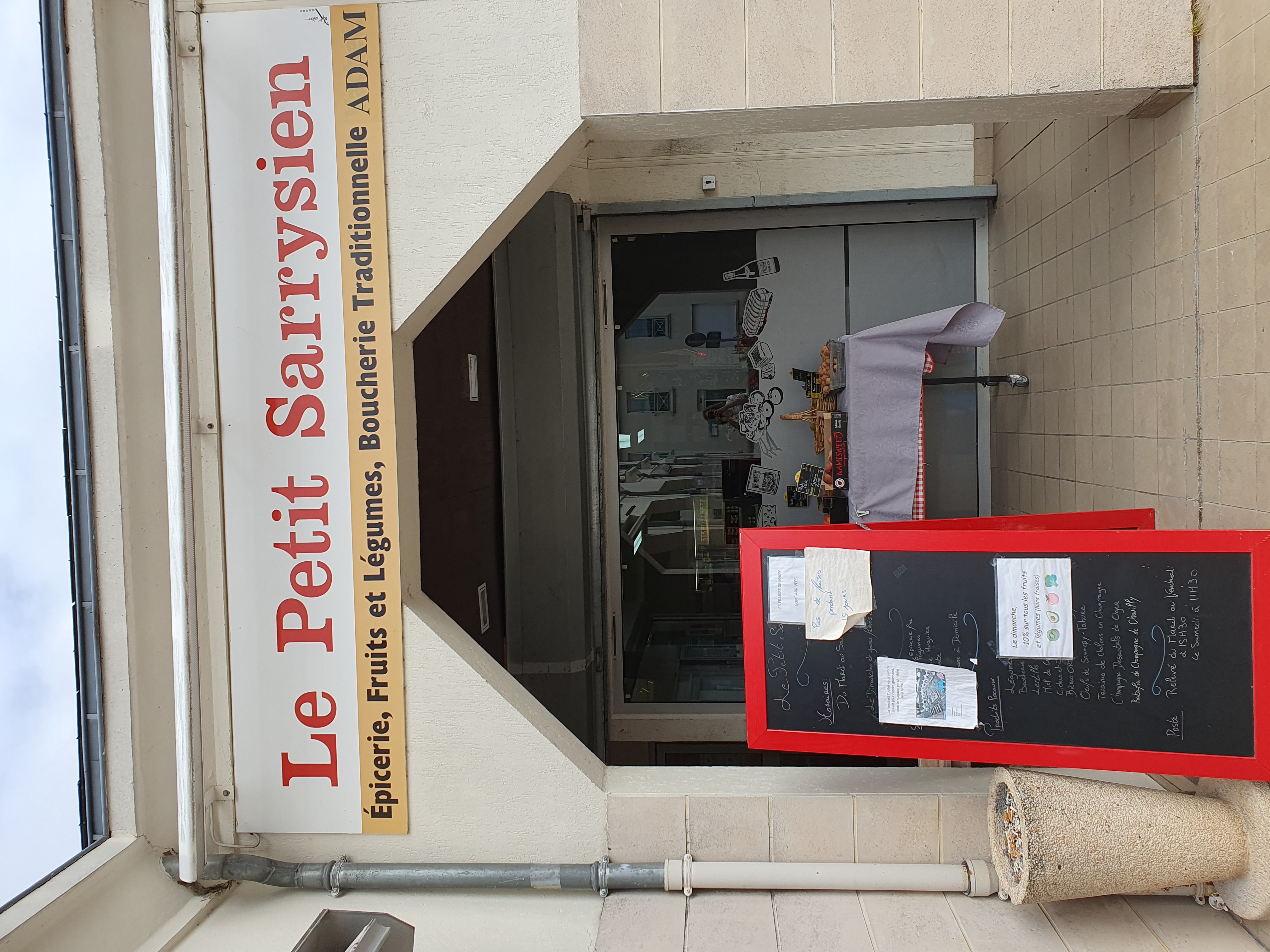 Vend epicerie située sur place centrale du village. Sur cette place il y a 1 boulangerir, coiffeur, pizzaria,  bar tabac, tatoueur, estheticienne, banque et auto ecole.
Village de 1200 habitant situé a 2kg de Chalons en champagne.
Superficie 113m2
Cave faisant la superficie du magasin.
Locaux appartenant a la mairie, le loyer est plus que resonnable
Vous aimrez le contact, ceci est fait pour vous