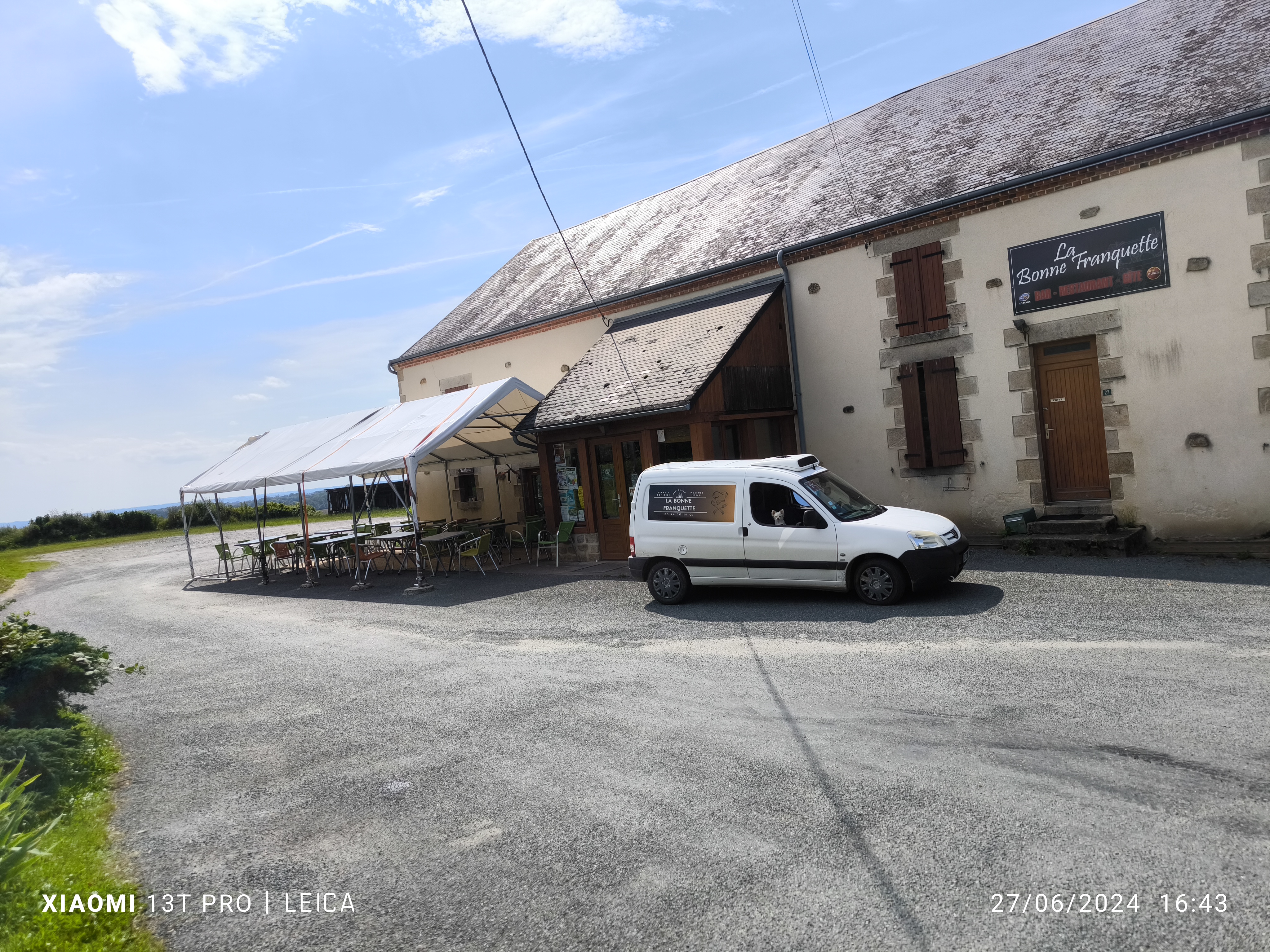 fonds de commerce de restaurant traditionnel 
Loyer communal actuel 660€
Affaire viable pour un couple et une salariée 20h par semaine.
Le restaurant se trouve à 4 kms de aigurande, dans un petit village calme qui a son école primaire en RPI , transport pour le collège aigurande et bonnat  .
Le restaurant se compose d'un bar avec une mise à disposition de licence 4, d'une grande salle lumineuse d'environ 70 couverts ainsi qu'une terrasse d'environ 30 couverts 
D'une grande cuisine bien équipée divisée en trois parties ,plonge ,chaud et réserve avec une chambre froide, il y a aussi deux chambre dans des chalets attenant, il y a un très grand parking qui peut accueillir voitures et camions 
Un appartement avec  une cuisine, salle à manger salon, deux chambres un wc , une salle de bain séparée,  à l'étage une très grande pièce plus une autre chambre et une cave .
Il y a une clientèle de particuliers et ouvriers, livraison de repas à domicile principalement les personnes âgées l'établissement est référencé auprès des conseils départementaux de l'Indre et de la Creuse ( pour les personnes qui possèdent l'APA )
Véhicule frigorifique 65000 kms suivi chez le garagiste 
Possibilité de développer l'affaire dans les repas à domicile , le traiteur .
Le restaurant est ouvert tous les midis du lundi au samedi 
Prix de vente 90000€