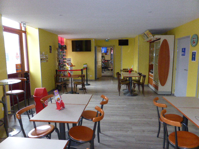Belle opportunité de reprise pour ce BAR TABAC FDJ PMU, situé dans une des principales communes au sud-ouest de la Haute-Vienne. Il a un emplacement n°1, sur une artère très passante, actuellement tenu avec un couple. Il comprend : 1 grand comptoir bar, 1 espace à l'entrée avec un comptoir pour les jeux, 1 grande salle avec tables pouvant accueillir environ 60 personnes au total, complété par un bureau/réserve sécurisé, pour une surface totale de 130 m2, avec 16 ml de vitrines, favorisant ainsi une belle visibilité commerciale. IL dispose 'une terrasse pouvant accueillir environ 15 personnes. Établissement aux normes handicapés. De plus, un très grand logement spacieux de 180 m2 comprenant entre autres 5 chambres, salon, cuisine moderne, salle de bain, cour privée et garage est à vendre également). La clientèle est locale et de passage. Établissement présentant un fort potentiel avec possibilité de développement sur la partie restauration rapide. Chiffre d'affaires 2021 : 199 291 € et résultats nets : 99 354 €
Vente du Fond de commerce 200K€
Inventaire suivant date(75 à100K€)
Location des murs à 1200€ avec clause de rachats au bout de 3 années maximum
Déduction des loyers payés sur le prix des murs (initialement estimés a 150K€).
Bail de 3/6/9
Libre de faire les travaux pour la cuisine restauration
. Affaire idéale pour un couple même débutant car tout y est fonctionnel.