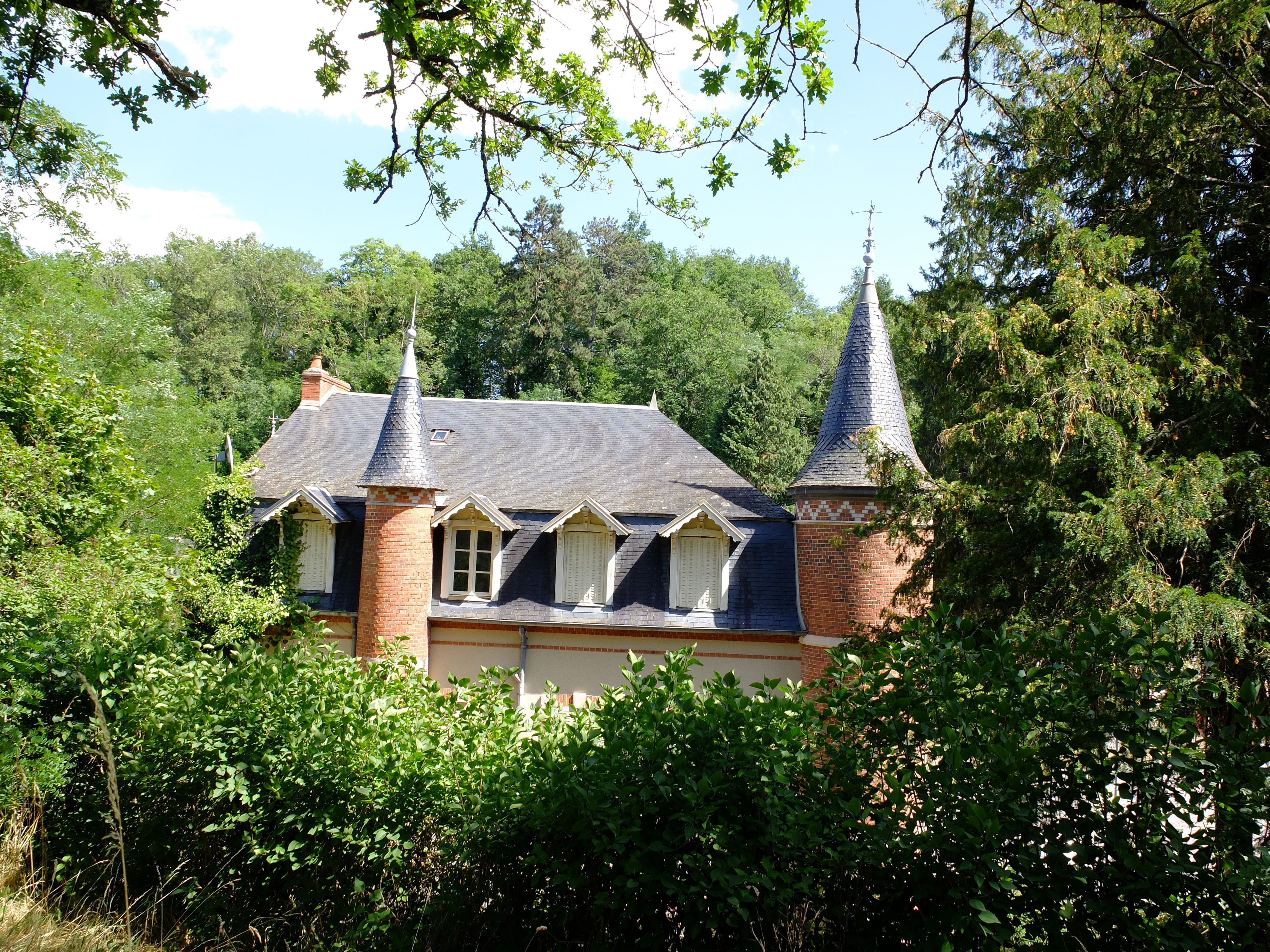 Charmand petit Manoir à vendre à Evaux-les-Bains, petite ville thermale.
Au rez de chaussée, une magnifique salle de restaurant avec la cuisine, un wc et une salle supplementaire.
Aux 2 étages, Gite pouvant accueillir 12 personnes et une chambre d'hôtes.
Modulable.