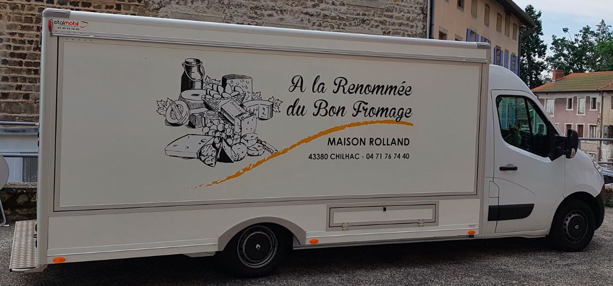 Cause retraite, vends belle affaire située en Haute-Loire, dans le joli village labellisé « petite cité de caractère » de Chilhac : fonds de
commerce de fromages d’Auvergne, crèmerie, miels, charcuteries et produits locaux sur les marchés. 6 marchés dans des villes et villages
ruraux et 3 tournées par semaine en Haute-Loire, dans un rayon de 30 km. Approvisionnement en proximité de produits sélectionnés.
Moyens vendus avec le fonds : Matériel professionnel et camion magasin récents, 1 véhicule frigorifique, 2 vitrines mobiles, … Clientèle
Idèle, locale et touristique, ainsi que quelques professionnels. Possibilité de développer la vente en ligne (non exploité), car les produits
sont qualitatifs, reconnus, et à prix abordables. L’exploitant travaille seul, mais affaire idéale pour un couple afin de partager les marchés.
Loyer comprenant une maison de caractère avec dépendances pour le stockage des marchandises et pour stationner le camion magasin
et une maison habitation type T4. A négocier avec le vendeur. Gestion saine et très bonne rentabilité. CA 2025 de 511.000 € HT - EBE :
86.500 €. Prix du fonds de 198.000 € + stock à négocier.