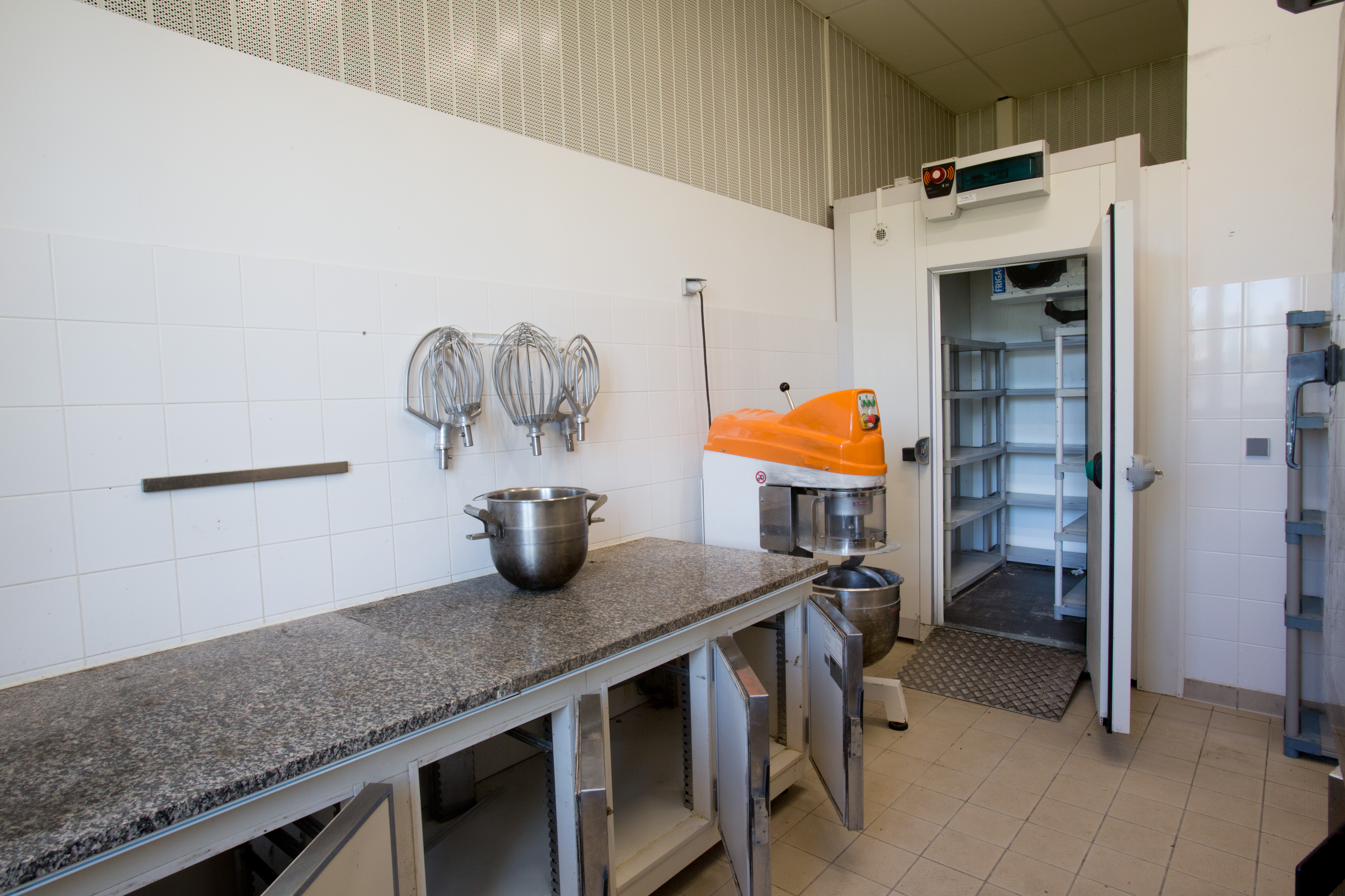 À reprendre 
Boulangerie communale – Fort potentiel – Charente-Maritime (17)
La commune des Nouillers (Charente-Maritime) recherche activement un(e) artisan boulanger pour la reprise de sa boulangerie communale, idéalement située au cœur du village.

Le projet
Dans une commune dynamique et attachée à ses commerces de proximité, la municipalité souhaite accompagner la réouverture de sa boulangerie, véritable lieu de vie local.
👉 Objectif : redonner un service essentiel aux habitants et assurer la pérennité d’une activité artisanale.
Le local
•	Local commercial avec espace de vente et fournil 
•	Situation centrale (proximité mairie, école, vie locale)
•	Stationnement facile
•	État : Prêt à l’emploi
•	Matériel : Tout équipé
Potentiel d’activité
•	Clientèle locale fidèle + communes environnantes
•	Demande existante non satisfaite actuellement
•	Possibilité de développement : snacking, pâtisserie, dépôt de produits locaux, tournées 

Conditions proposées
La commune est ouverte à plusieurs montages pour faciliter l’installation :
•	  Location simple ou location-gérance
•	  Possibilité de cession du fonds de commerce
•	  Loyer modéré (conditions attractives)
•	  Accompagnement à l’installation
•	  Étude de solutions personnalisées selon le projet
Profil recherché
•	  Artisan boulanger (débutant ou expérimenté)
•	  Projet sérieux avec volonté de s’inscrire dans la vie locale
•	  Sens du contact et esprit entrepreneurial

Pourquoi rejoindre Les Nouillers ?
•	Cadre de vie agréable en Charente-Maritime
•	Commune mobilisée et impliquée
•	Projet soutenu par les élus et les habitants
•	Opportunité idéale pour une première installation ou un nouveau projet de vie

Contact
Pour plus d’informations (et de photos) ou organiser une visite :
Mairie des Nouillers, 25 grande rue, 17380 LES NOUILLERS 
Mail :  mairie@lesnouillers.fr – Tél. 05 46 90 25 09