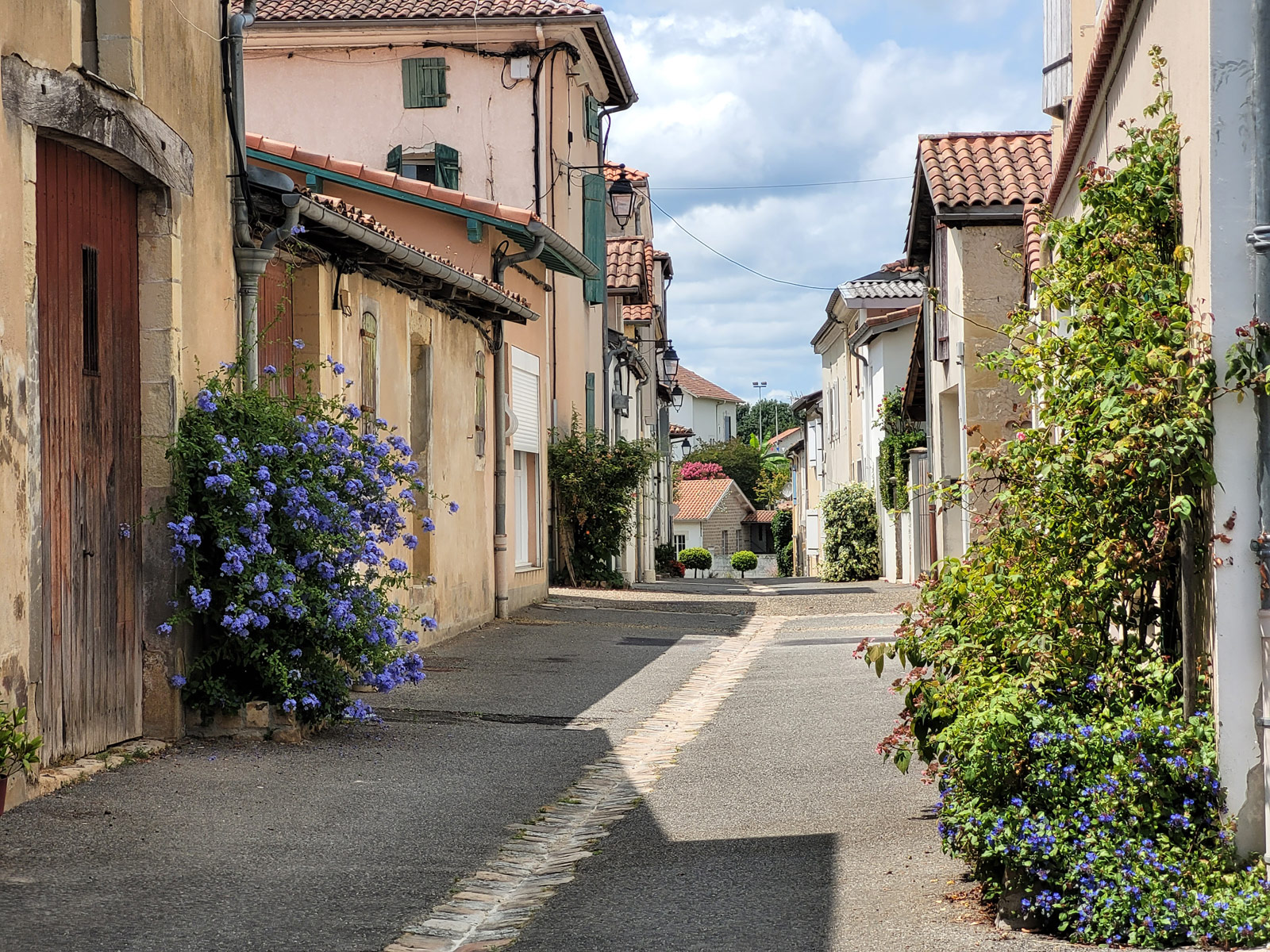 Vous avez un projet commercial ? Venez le développer au cœur de la Commune !

La ville de Montfort-en-Chalosse, vous propose de louer un local commercial, entièrement remis à neuf, en plein cœur du village, dans la Grand’Rue, rue principale de la bastide avec un parking à proximité immédiate.

L’ambition de la commune à travers cette opération est de conforter l’attractivité et de diversifier l’offre commerciale de son centre-ville.

La commune de Montfort-en-Chalosse permet à un commerçant de s’installer en cœur de village, au 69 de la Grand Rue, face à un tapissier en ameublement et non loin d’une pharmacie, d’une banque, d’une boucherie, d’une boulangerie et d’un vendeur et réparateur d’électro-ménager. Un marché hebdomadaire se tient le mercredi matin à moins de 100 mètres du local commercial disponible.

La commune dans son rôle de bailleur, propose une installation aux conditions optimales : bonne visibilité sur site et loyer de lancement d’activité minoré pendant 1 an.

LE CONTEXTE DE L’APPEL A CANDIDATURE

Le descriptif du local commercial du 69 Grand Rue :

· 43 m² de surface de vente + 25 m² de réserve/bureau/sanitaire/ dégagement,
· Local livré brut de tout aménagement
· 4.5 m de linéaire de vitrine
· Enseigne soumise à autorisation administrative
· Bail commercial 3-6-9 dit classique avec un prix de loyer fixé à 550 € mensuel, indexé selon l’indice du coût de la construction publié par l’INSEE ou l’indice trimestriel des loyers commerciaux (ILC). Le loyer sera minoré à 400 € par mois durant les 12 premiers mois de lancement de l’activité, soutien manifeste de la commune à la revitalisation commerciale de la Grand’Rue
· Pas de droit d’entrée ni de pas de porte.
· Les consommations d’eau et d’électricité ainsi que la TEOM seront à la charge du candidat retenu. Ces locaux sont également soumis à la cotisation foncière des entreprises (CFE).

LE PROFIL DES CANDIDATS RECHERCHES :

Un porteur de projet commercial en recherche d’un local en centre-ville pour développer et pérenniser une activité complémentaire.

Cette nouvelle activité ou nouveau concept confortera l’offre commerciale du centre-ville.

CONSULTEZ L'APPEL A CANDIDATURE :

https://www.montfort-en-chalosse.fr/Notre-village/Agenda-et-actualites/Les-actus-du-village/APPEL-A-CANDIDATURE-69-GRAND-RUE
