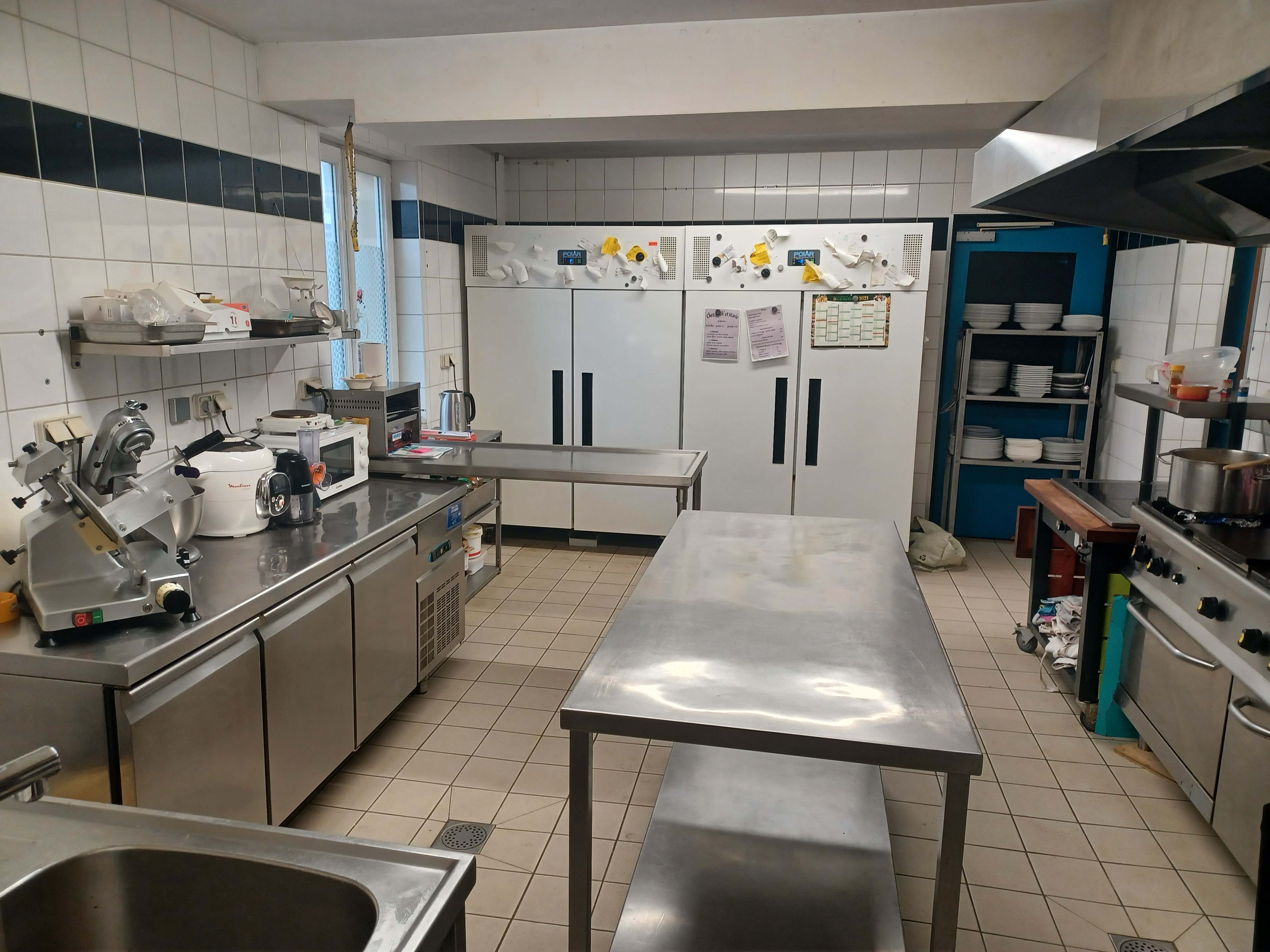 La commune de Savigny en Revermont est propriétaire du restaurant placé sur la place du bourg tout prés de la mairie, il y a des places de stationnement pour la clientèle. Notre commune a 1170 habitants, elle est située à 5 km de la sortie de l'autoroute A39,  à 14 km de Lons le Saunier, 16 km de Louhans. Cause santé, Le locataire vends tout l'équipement de cuisine, l'équipement des salles de restauration( la grande salle 70 couverts, la salle de bar 20 couverts), un logement à l'étage avec trois pièces, une salle de bain, WC.
Ce restaurant a été entièrement rénové, isolation, mise aux normes en 2014.
Le loyer mensuel actuel pour le local commercial est de  560 Euros TTC.
Le loyer actuel de l'appartement est de 150 Euros. 
Pour plus de renseignements s'adresser au locataire .