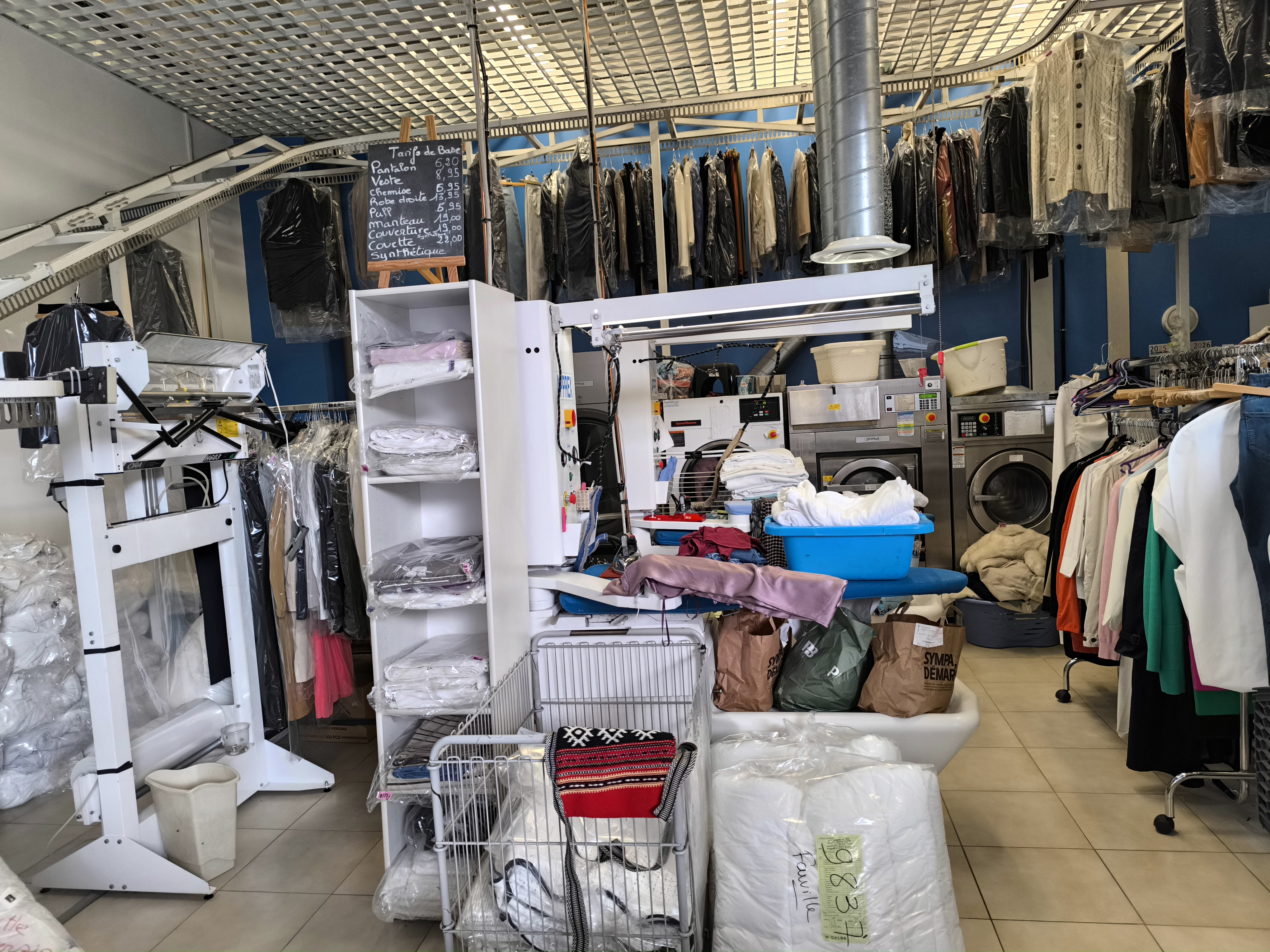 Vend pressing cause retraite dans galerie marchande très fréquentée, Machine a sec  de 5 ans entièrement révisée annuellement,  factures de révision à l'appui grand convoyeur, machine a laver.
Installée depuis 16 ans .
CA régulier a hauteur de 150000€
Loyer attractif pour être dans une galerie 1750 € HT.
Je pourrais accompagner les acheteurs quelques mois.
Le prix est hors frais de notaire.