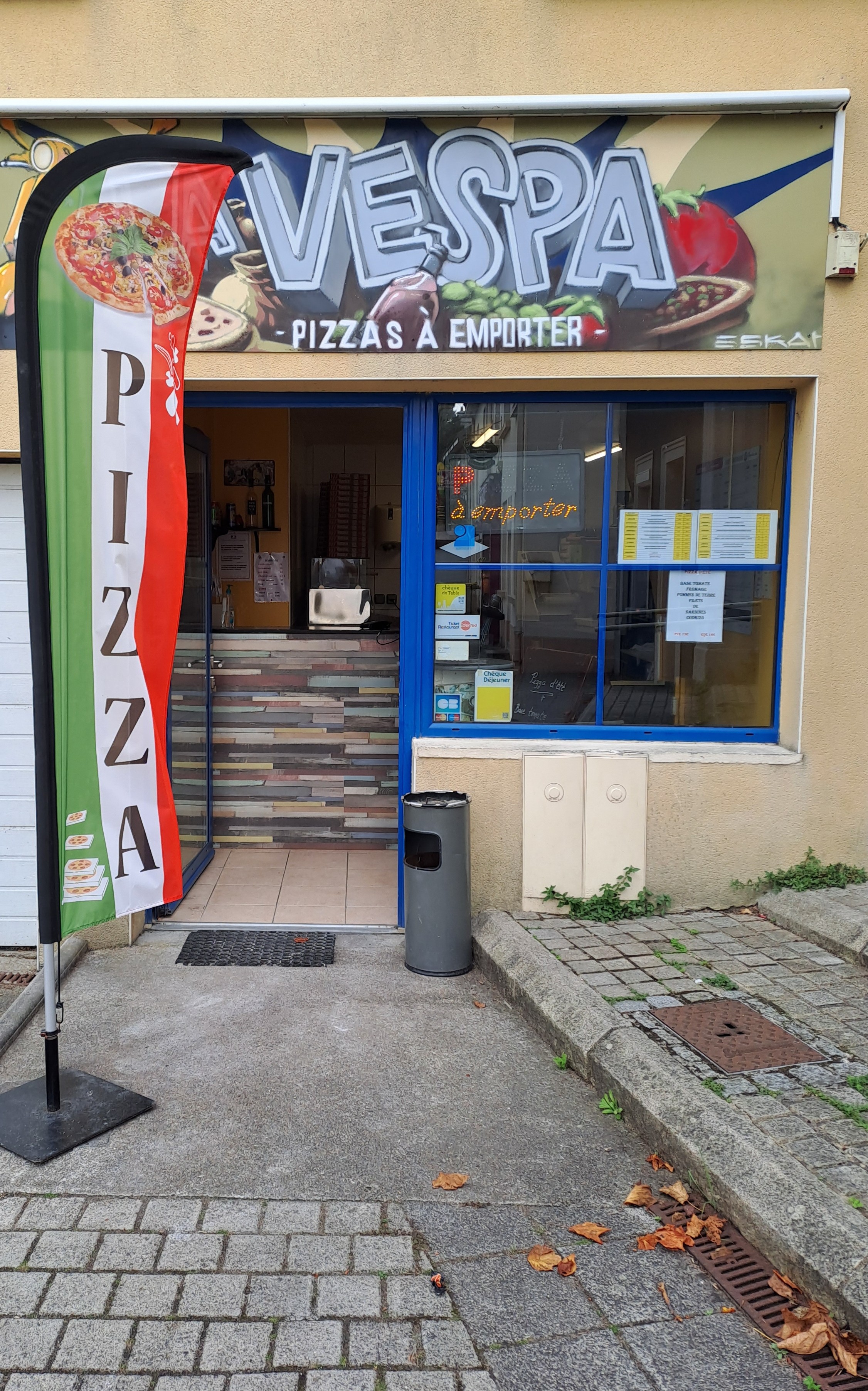 Cause retraite, vendons notre fonds de commerce d'une pizzeria de vente à emporter. 
Située au Pellerin à 15mns de Nantes, à proximité du bac de Loire. 
Dispose de tout le matériel professionnel nécessaire à son exploitation. Matériel récent.
Surface : 24 m2
Loyer : 7800 e /an charges comprises 
Ouvert 5 jours/7
5 semaines de congés par an
Pas de personnel 
Possibilité de développer le midi (pizzas, paninis, salades etc...)
Pour plus de renseignements nous contacter par message 
Prix : 65000 euros négociable dans la limite du raisonnable.