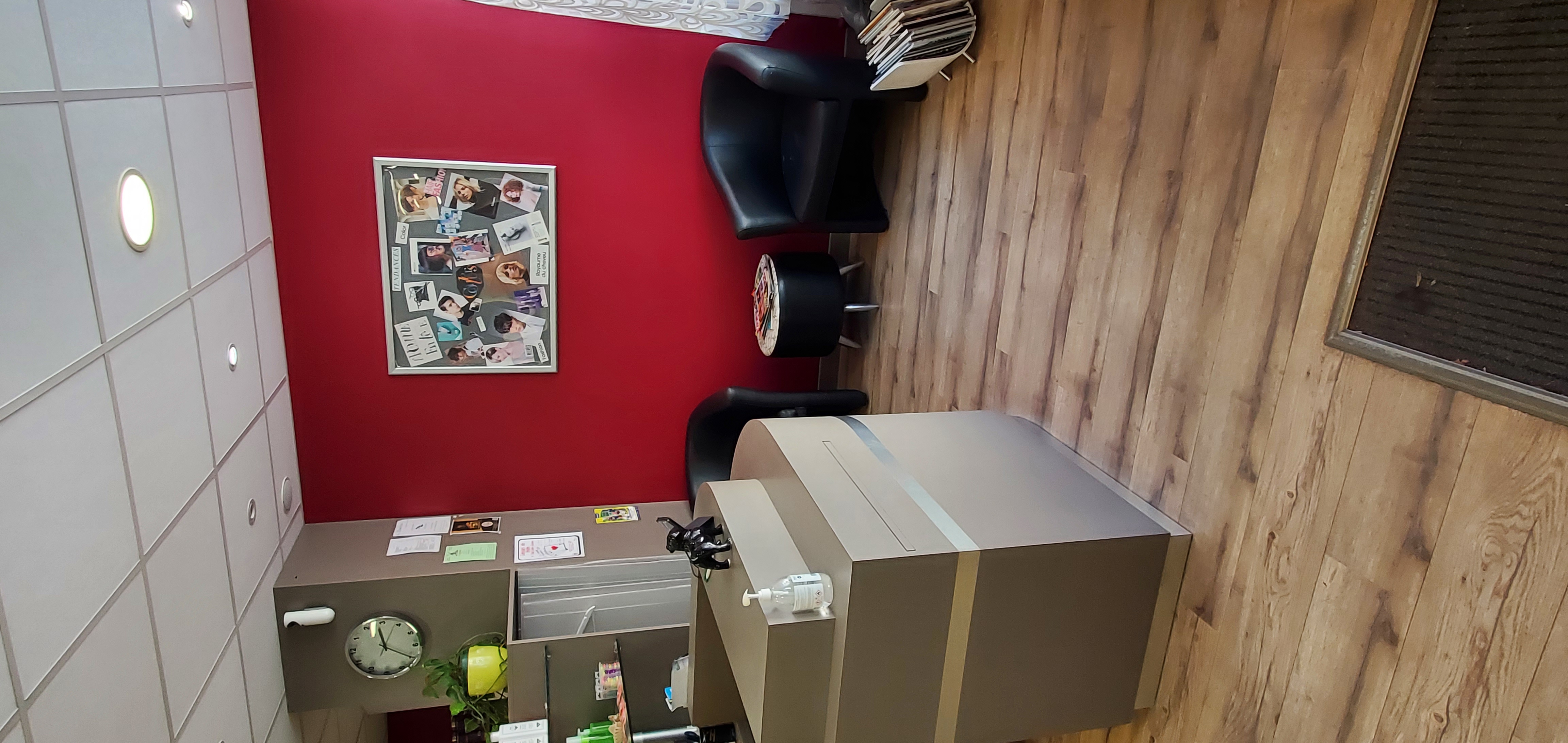 Vends fond de commerce d'un salon de coiffure, pour cause santé ,très bon Chiffres d'Affaires.
Clientèles fidèles ,situé à 1 heure de trajet de la côte Vendéenne, dans une commune tranquille de 800 habitants.
Prix de vente discutable.
1 employée en CDD .
N hésitez pas à me contacter pour plus de renseignements ,soit par mail ou par téléphone.
