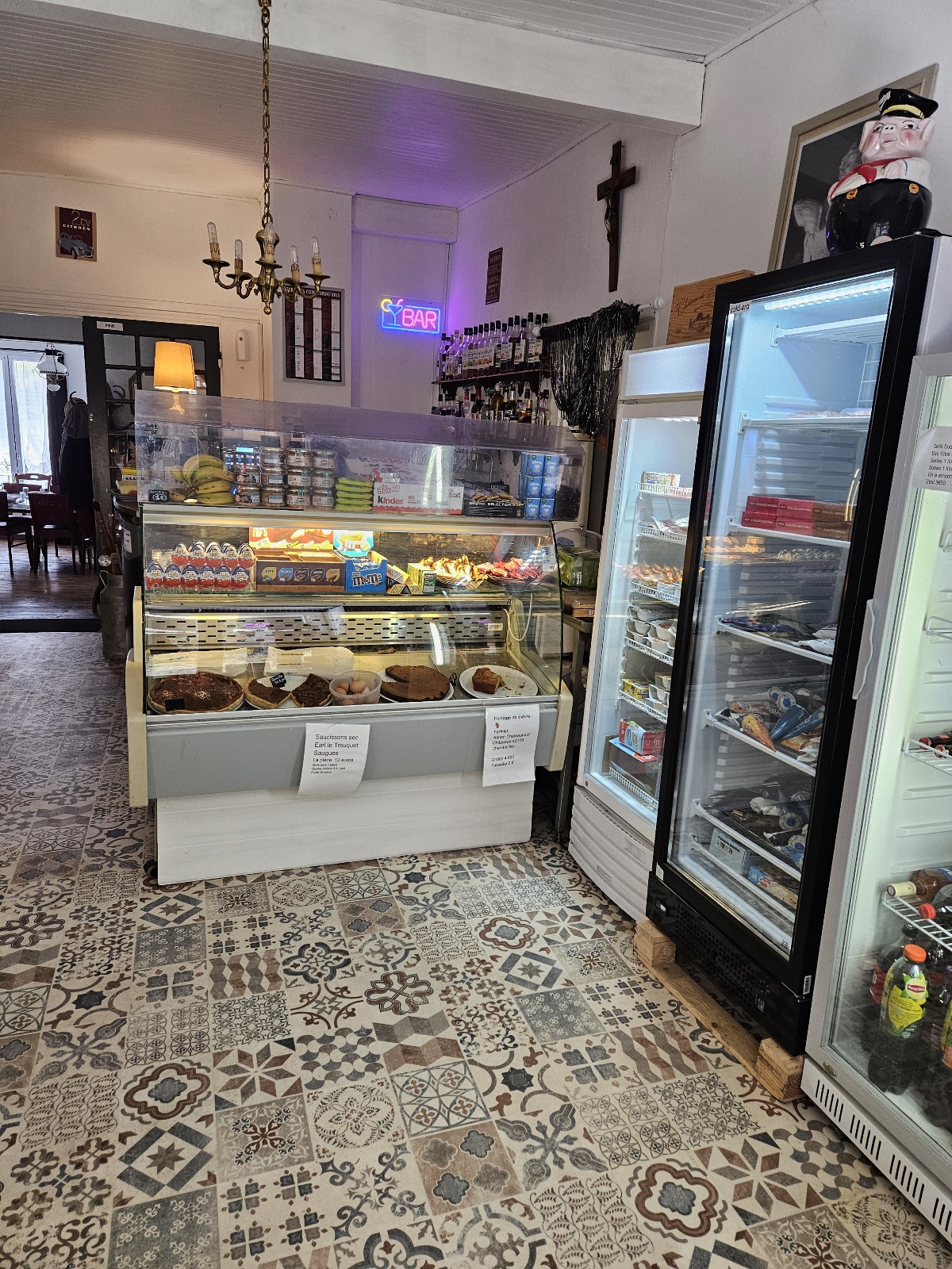 Vend fond de commerce bar restaurant multi services dépôt de pain viennoiserie nombreux repas pèlerins tout les soirs 
Emplacement N 1 sur chemin de St Jacques de Compostelle GR65 
Village paisible avec plage rafting nombreuses animations toutes la saison de mars à fin octobre 
Sentier, plusieurs sites d'escalade, 25 km du Puy-en-Velay 
Établissement entièrement équipée 2 salle 40 couverts 
3 terrasses vues direct sur rivière 
Possibilité logement fonction 
Possibilité d'ouvrir à l'année repas ouvriers 
Licence 4