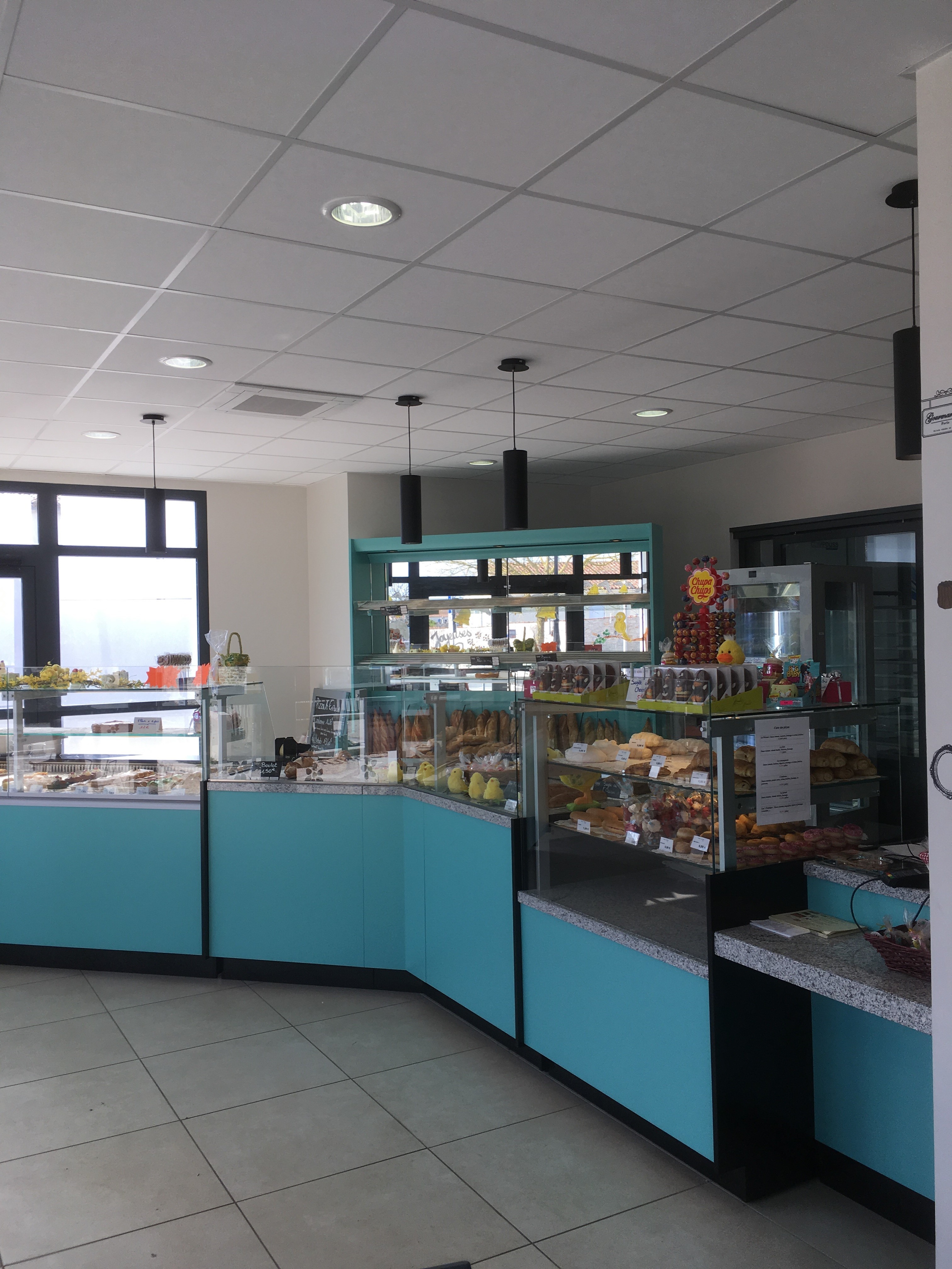 🏛️ Appel à projet – Local commercial au cœur du village de Moëze
La commune de Moëze recherche un artisan repreneur (Boulanger et/ou métier de bouche) pour l’exploitation d’un bâtiment commercial, idéalement situé au cœur du bourg.

Implanté sur un axe passant et touristique reliant Rochefort à Brouage, ce local bénéficie d’une visibilité optimale et d’un emplacement stratégique, au cœur d’un bassin de vie regroupant plusieurs communes.

📍 Un emplacement privilégié
Le local, d’une surface d’environ 160 m², constitue l’élément central du pôle commercial communal :  une boulangerie-pâtisserie et d’un bar, à proximité immédiate de l’agence postale.

Bâtiment aux normes PMR, sécurité, évacuation et disposant de sanitaires intérieurs.

Un grand parking situé à proximité immédiate en complément des stationnements minutes réservés aux commerces (5 places dont une PMR).

🛠️ Un projet à fort potentiel
Le repreneur pourra développer une activité artisanale avec la possibilité d’exploiter également une activité de débit de boissons, grâce à un espace dédié contigu.

👉 La commune met à disposition :

Une licence IV communale prêtée gracieusement, offrant une réelle opportunité de diversification,

La possibilité d’aménager une terrasse sur le domaine public.

👉 La commune est également ouverte à des projets proposant une offre complémentaire et diversifiée, tels que :
snacking, restauration rapide ou toute autre activité répondant aux besoins du territoire et de ses habitants.

⚙️ Équipements
Partie boulangerie-pâtisserie :

Un four électrique 4 étages,

Deux chambres de fermentation avec chariot,

Un surgélateur,

Une trancheuse à pain,

Une panetière,

Comptoir dont une partie réfrigérée,

Une vitrine réfrigérée pour boisson,

Caisse enregistreuse. 

Partie débit de boissons :

Comptoir avec évier et emplacement tireuse.

Tables et chaises pour les terrasses.

Machine à café.

💰 Conditions
Loyer : 400 € HT / mois sur la première année d’activité.

Ouverture souhaitée : au plus tôt.

📞 Contact
→ Premier contact par mail ou téléphone.

→ La constitution d’un dossier de candidature sera envisagé avant sélection pour entretien sur place, avec visite des locaux.

Julien Carlier, Adjoint au Maire en charge des bâtiments et des infrastructures.