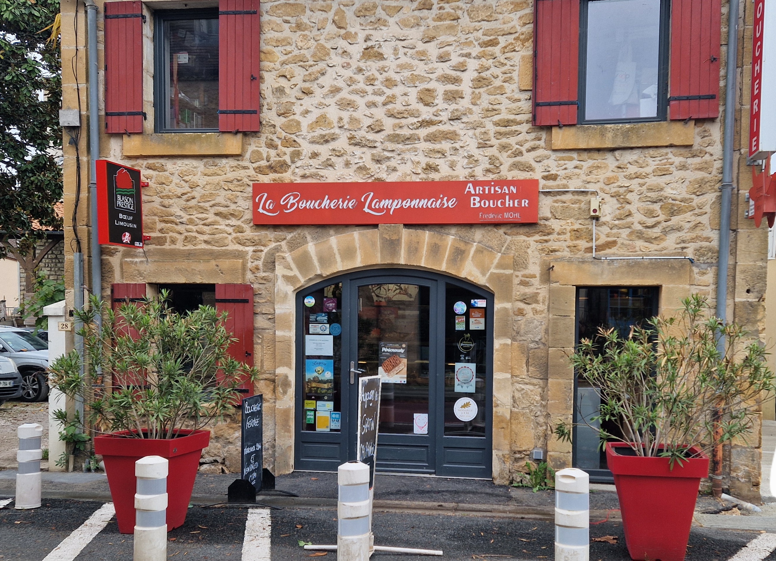Idéalement situé en centre-Bourg de St Julien de Lampon, commune de 660 habitants, se trouvant proche des communes de Sarlat, Gourdon et Souillac, ce fonds de commerce bénéficie d'un emplacement stratégique à proximité immédiate d'autres commerces alimentaires, du marché hebdomadaire ainsi que de places de stationnement.

Établissement renommé pour la qualité de ses produits et son savoir-faire, bénéficiant d'une clientèle très fidèle de locaux, de résidents secondaires et d’une forte population touristique en été. Vente 100 % en magasin.

Les locaux (Murs à louer : 1000 € HT / mois)

- Surface de vente : boutique de 36 m²

- Espaces techniques : laboratoire et chambres froides : 64 m²

Équipement & Exploitation

- Matériel professionnel complet, révisé et entretenu : vitrines réfrigérées, chambres froides, séchoir, rôtissoire autonettoyante...

- Personnel : aucun salarié à reprendre

Chiffres clés

Chiffre d'affaires moyen : 385 000 € HT