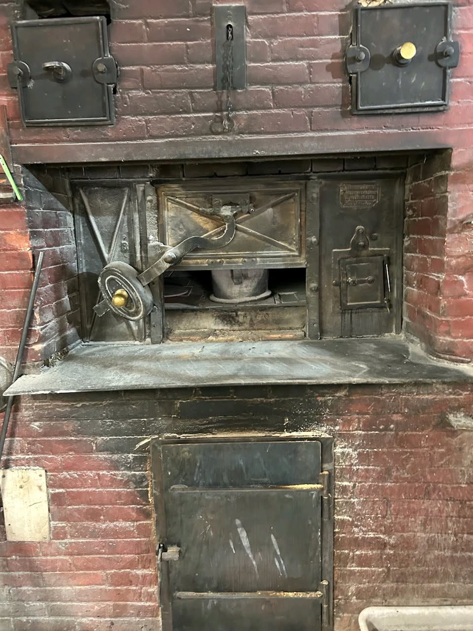 Dans le cadre magnifique de la commune de Bourdeilles (800 habitants), Boulangerie-pâtisserie à reprendre mi-septembre. Four à bois. L'ensemble du mobilier et du matériel est à vendre.
Location comprenant commerce au rez-de-chaussée et logement au premier étage.
Contact vendeur : 06 76 98 63 11