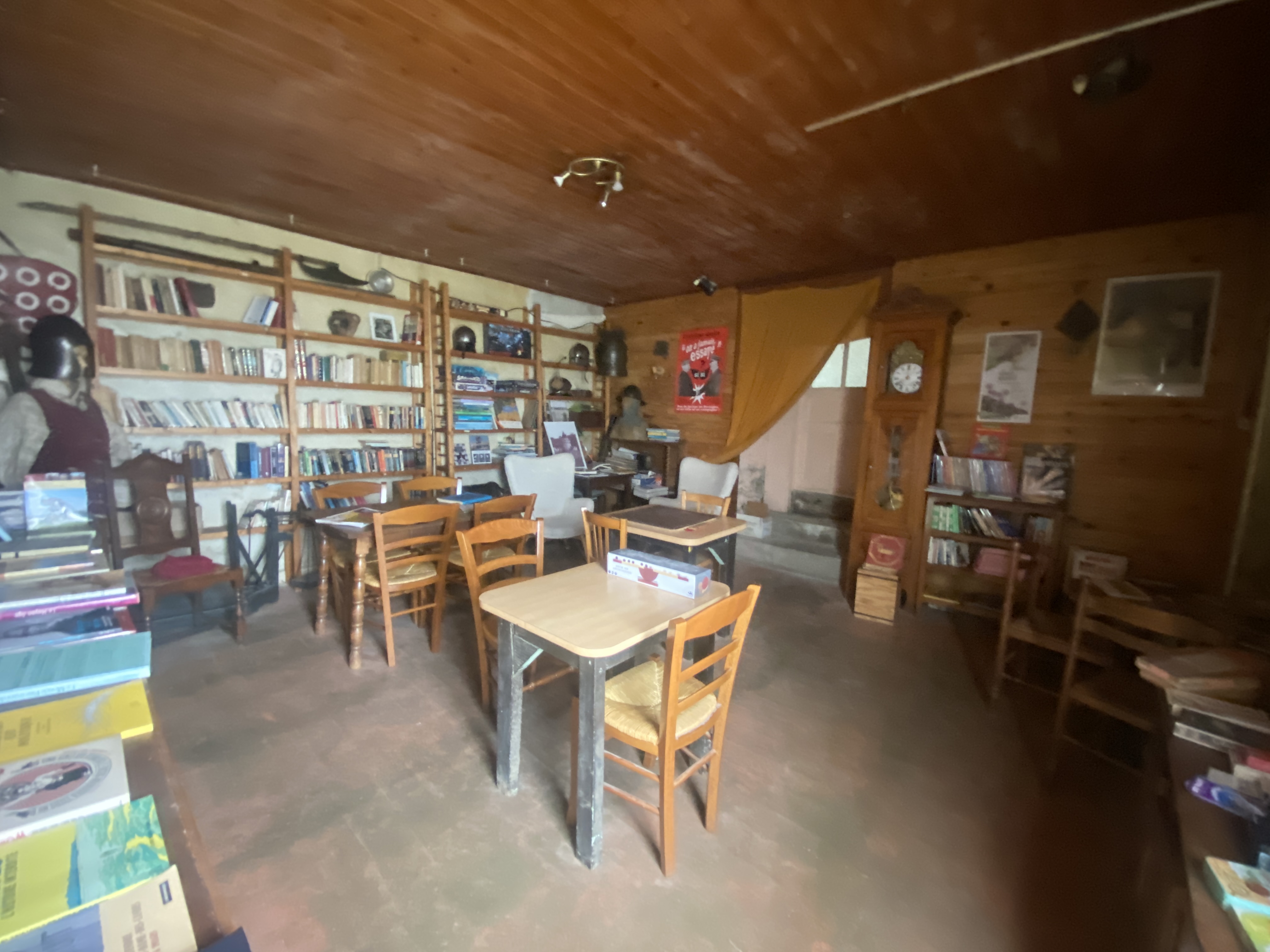 Opportunité ! Idéalement située sur un axe passant et stratégique entre Lannion et Tonquédec, venez découvrir cet ensemble immobilier en pierre d'un grand cachet, offrant une activité florissante et un logement de fonction spacieux.

Partie Commerciale (RDC)

Un outil de travail fonctionnel et chaleureux, prêt à exploiter :
2 belles salles de restaurant lumineuses, accueillantes et pleines de charme.
Cuisine professionnelle équipée et adaptée à l'activité.
Cheminée traditionnelle permettant la cuisson au feu de bois (un vrai plus pour la clientèle et l'ambiance !).

LISCENCE 4 INCLUS

Partie Privée (Étage)

Un espace de vie confortable pour les exploitants :
Cuisine indépendante.
3 chambres spacieuses.
Salle d'eau avec WC.
? Extérieurs & Annexes
Grand hangar offrant un fort potentiel de stockage, d'agrandissement ou de stationnement pour le matériel/véhicules.
Le tout bâti sur une solide structure en pierres de taille, garantissant le charme de l'ancien et un entretien perenne.