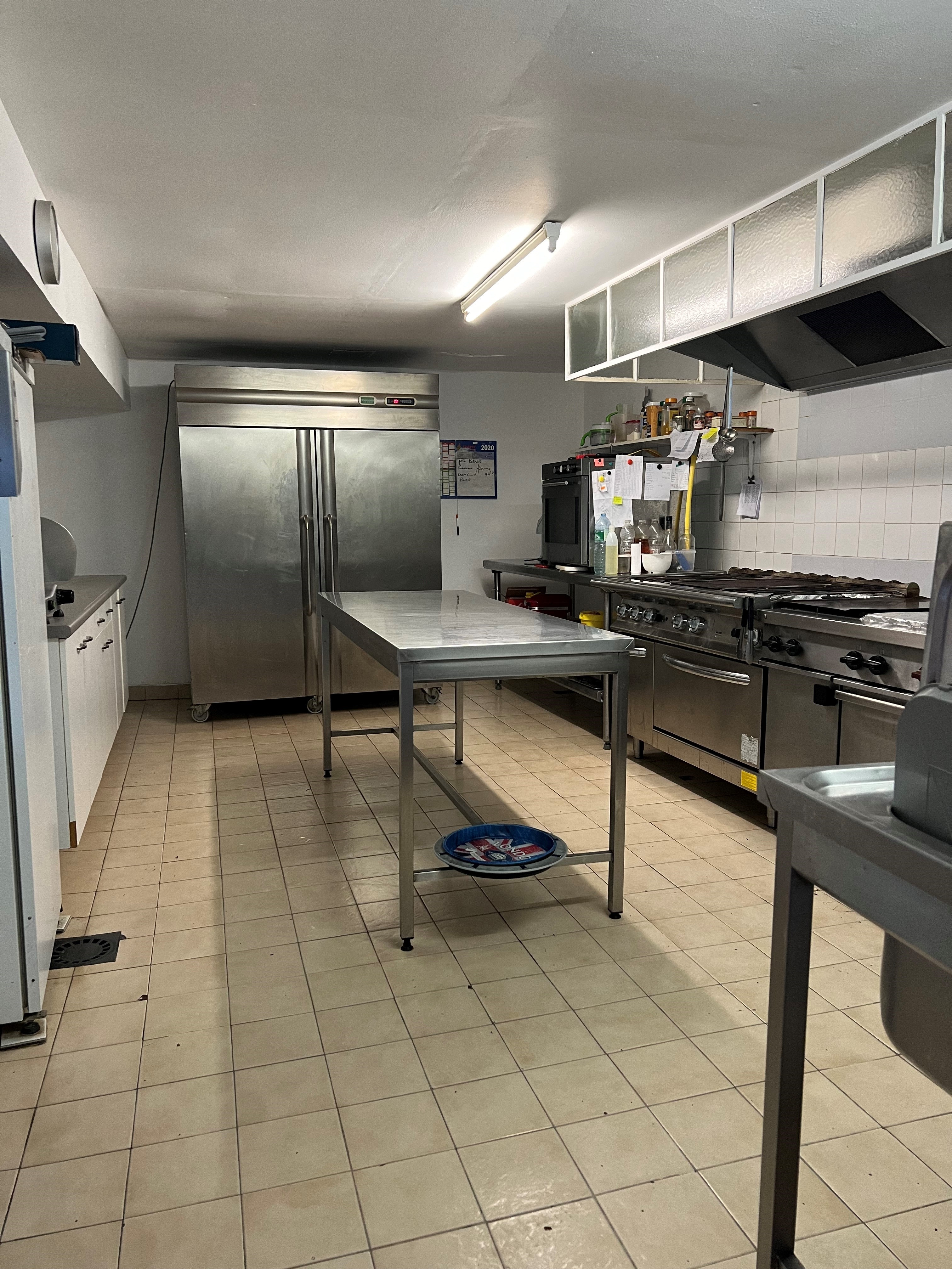 Fonds de commerce à céder – Bar, Restaurant, Traiteur, Portage de repas et Relais Poste à Tigné (49540).

Au cœur du charmant village de Tigné, commune de Lys-Haut-Layon (Maine-et-Loire), Loïc et Nicole souhaitent transmettre leur établissement après de nombreuses années d’activité.

Bien plus qu’un restaurant, cet établissement est un véritable lieu de vie du village. Il bénéficie d’une clientèle fidèle composée d’habitants, d’artisans, d’entreprises, d’associations et de visiteurs.

L’activité est aujourd’hui diversifiée et repose sur plusieurs services complémentaires :

Restaurant ouvrier (du lundi au vendredi)
Bar
Activité traiteur
Portage de repas à domicile
Relais Poste

Cette diversité permet d’assurer une activité régulière tout au long de l’année et offre encore de belles perspectives de développement.

L’établissement est idéalement situé en plein bourg de Tigné, sur un axe passant, avec une excellente visibilité et un fort ancrage local.

Cette reprise conviendra parfaitement à un couple, à des professionnels de la restauration ou à des personnes en reconversion souhaitant entreprendre dans un environnement convivial et dynamique.

Le fonds de commerce est proposé à la cession. Les modalités pourront être étudiées avec les futurs repreneurs. 

Plusieurs solutions d'acquisition sont envisageables. Les murs peuvent être vendus avec le fonds de commerce ou, afin de limiter l'investissement initial, une solution de location des murs pourra être mise en place avec le soutien de la mairie.

Pour tout renseignement :

📞 02 41 59 41 51

📧 loic.socheleau@wanadoo.fr