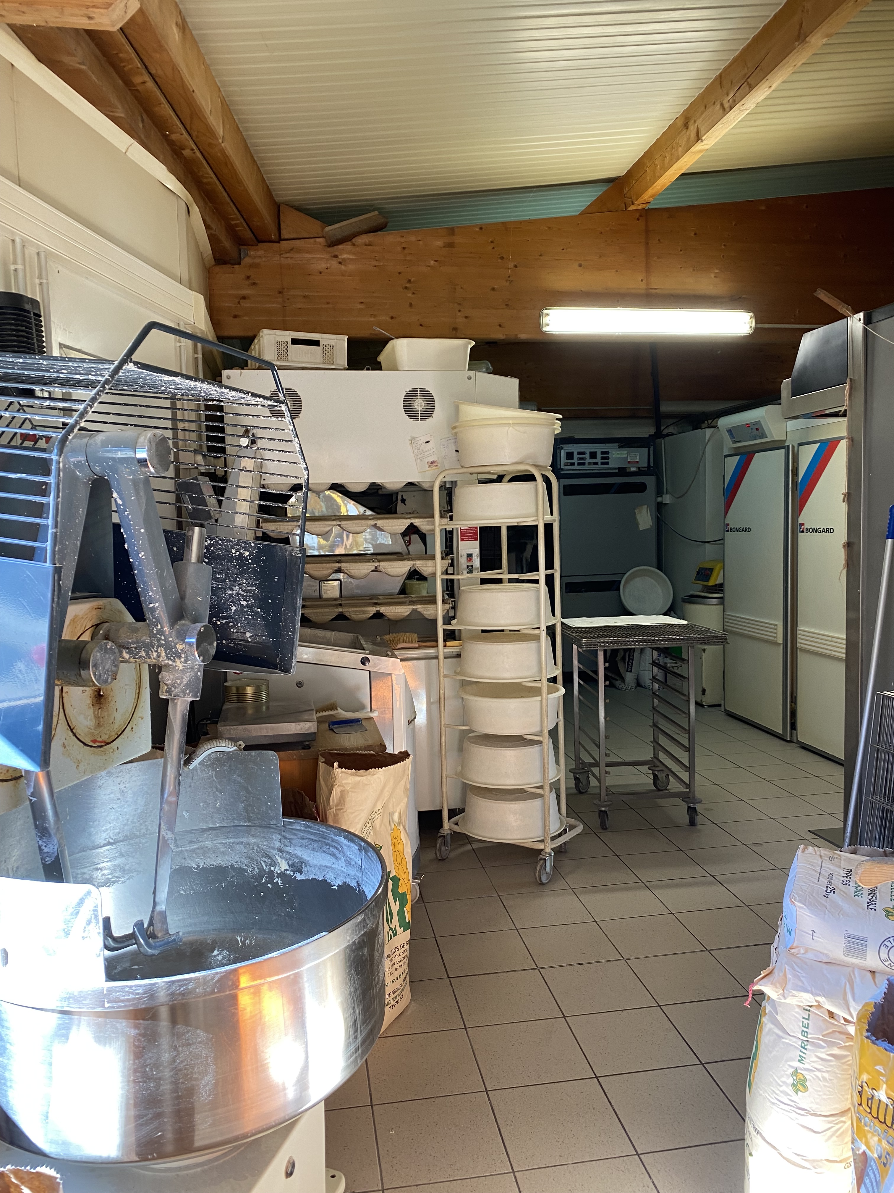Parc des ballons des Vosges, zone touristique.
Vends cause retraite, boulangerie pâtisserie, salon de thé 20 places.
CA 165 000 avec grosse possibilité de développement notamment la partie snack et traiteur événementiel peu exploitée.
Grand fournil et labo bien équipé 200 m2.
Magasin 100 m2.
Appartement 100 m2