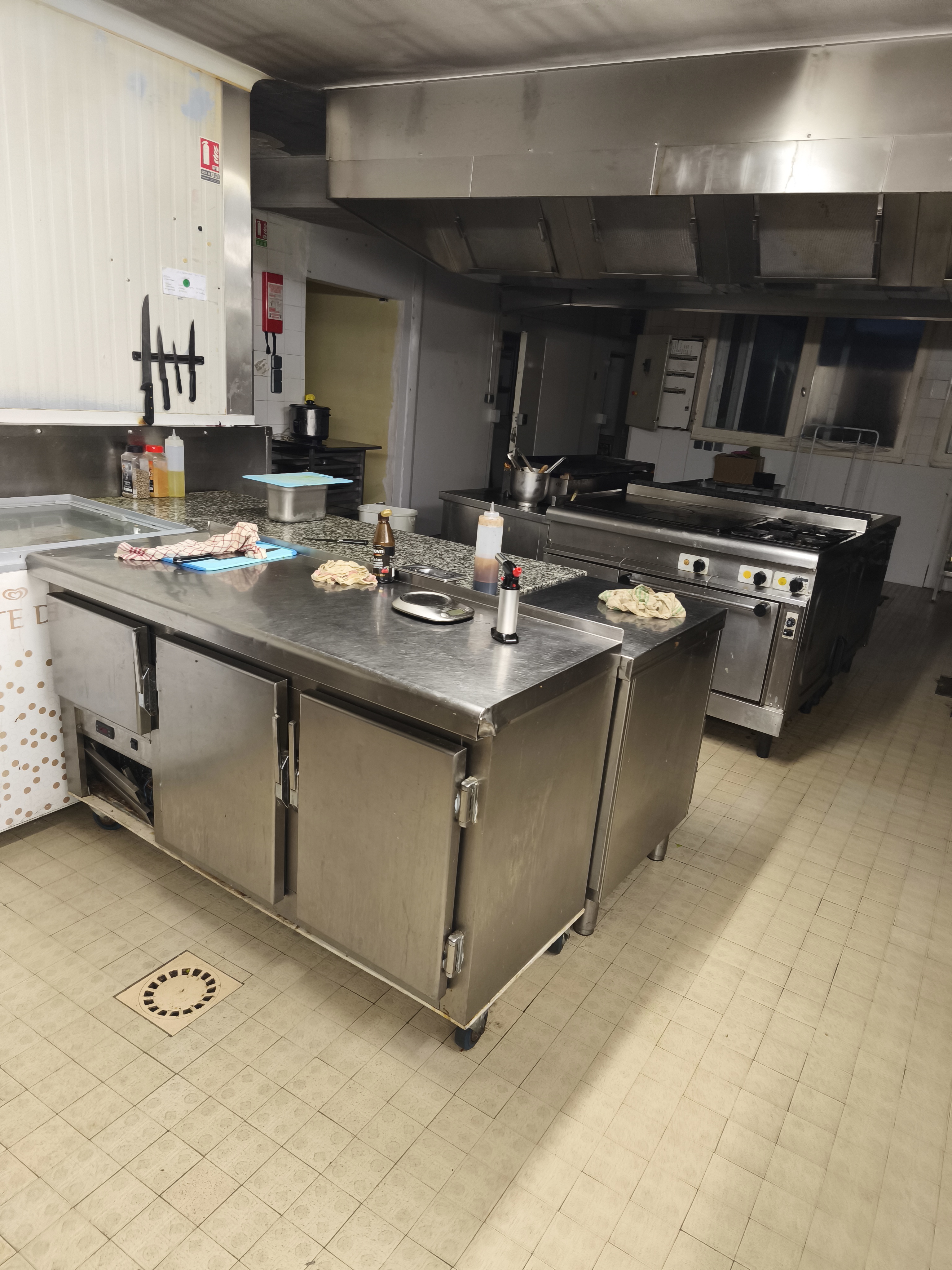 Restaurant prêt a travailler.3 salles, terrasse, cuisine équipée,wc handicapé rampe d accès.. grand parking.contrat avec hotel .énorme potentiel.axe important.urgent