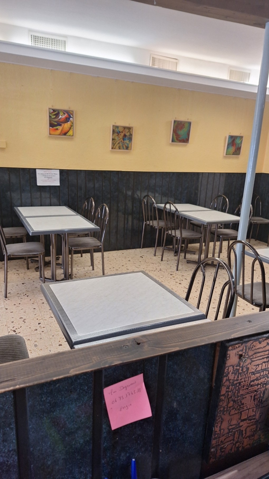 Vends fond de commerce Pâtisserie, glacier, salon de thé, chocolatier cause retraite. Situé au centre ville, exploité depuis 35 ans. Matériel entretenu, très bonne réputation. Salon de thé 30 places, terrasse 24 places