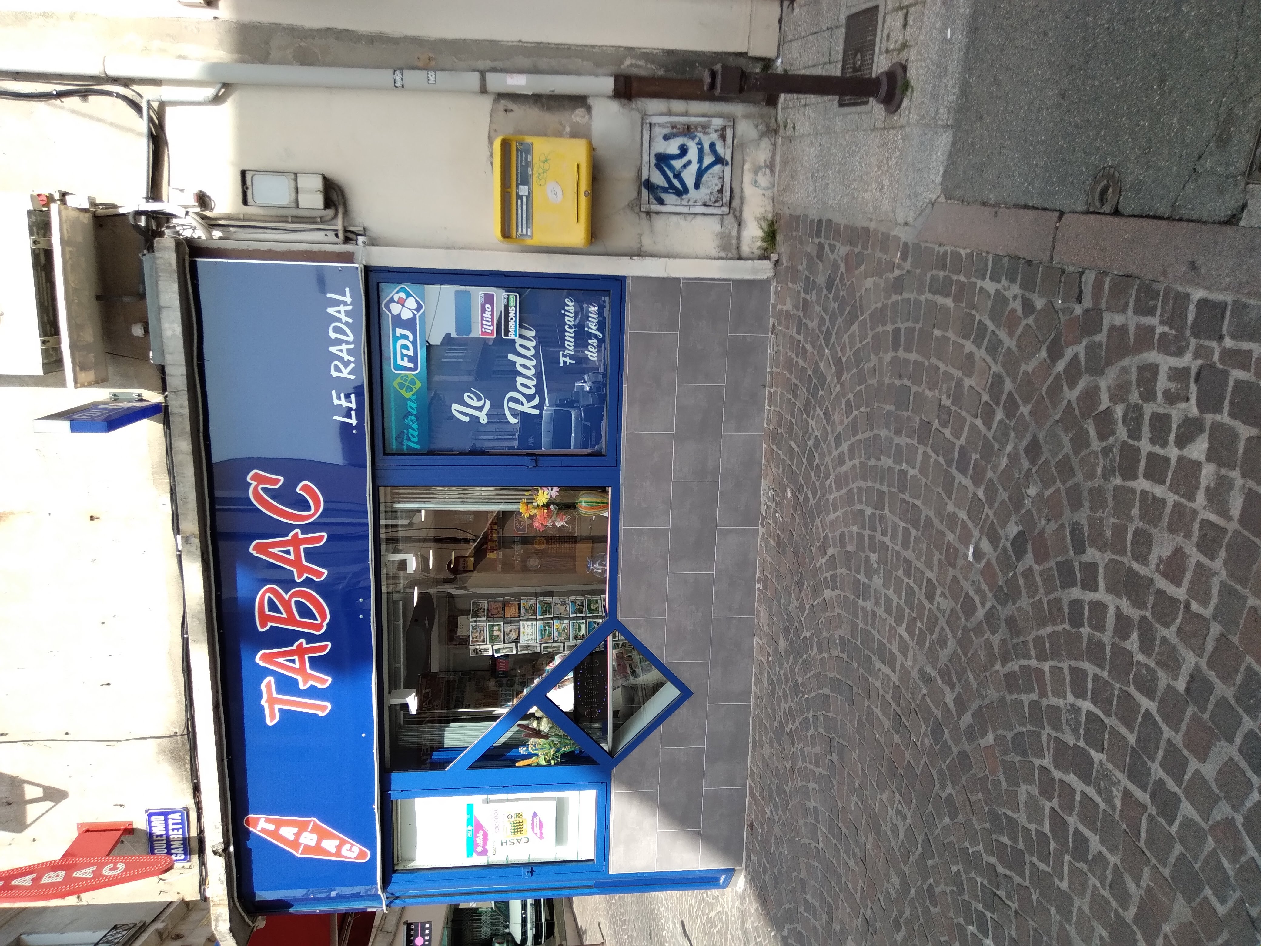 À VENDRE – BUREAU DE TABAC À AUBENAS (ARDÈCHE)

Belle opportunité commerciale – Cause retraite

Situé à Aubenas, ville touristique et dynamique de l’Ardèche, ce bureau de tabac bénéficie d’un emplacement privilégié, sur une rue principale très passante, offrant une excellente visibilité et un passage régulier de clientèle.

Une affaire idéale pour une personne seule ou un couple souhaitant s’investir dans un commerce de proximité.

Les atouts de cette affaire

Emplacement stratégique sur un axe très fréquenté.

Ville touristique bénéficiant d’une clientèle locale et de passage.

Loyer très intéressant : seulement 399 € par mois.

Aucun travaux à prévoir : établissement prêt à être exploité.

Local climatisé pour un confort optimal.

Amplitude horaire à développer, offrant de belles possibilités d’évolution.

Exploitation adaptée à 1 à 2 personnes.

Une belle opportunité pour se lancer !

Vendu pour cause de retraite, ce commerce représente une occasion intéressante de reprendre une activité existante et de la développer selon vos projets et vos ambitions.

Pour tout renseignement complémentaire ou pour organiser une visite, merci de nous contacter.