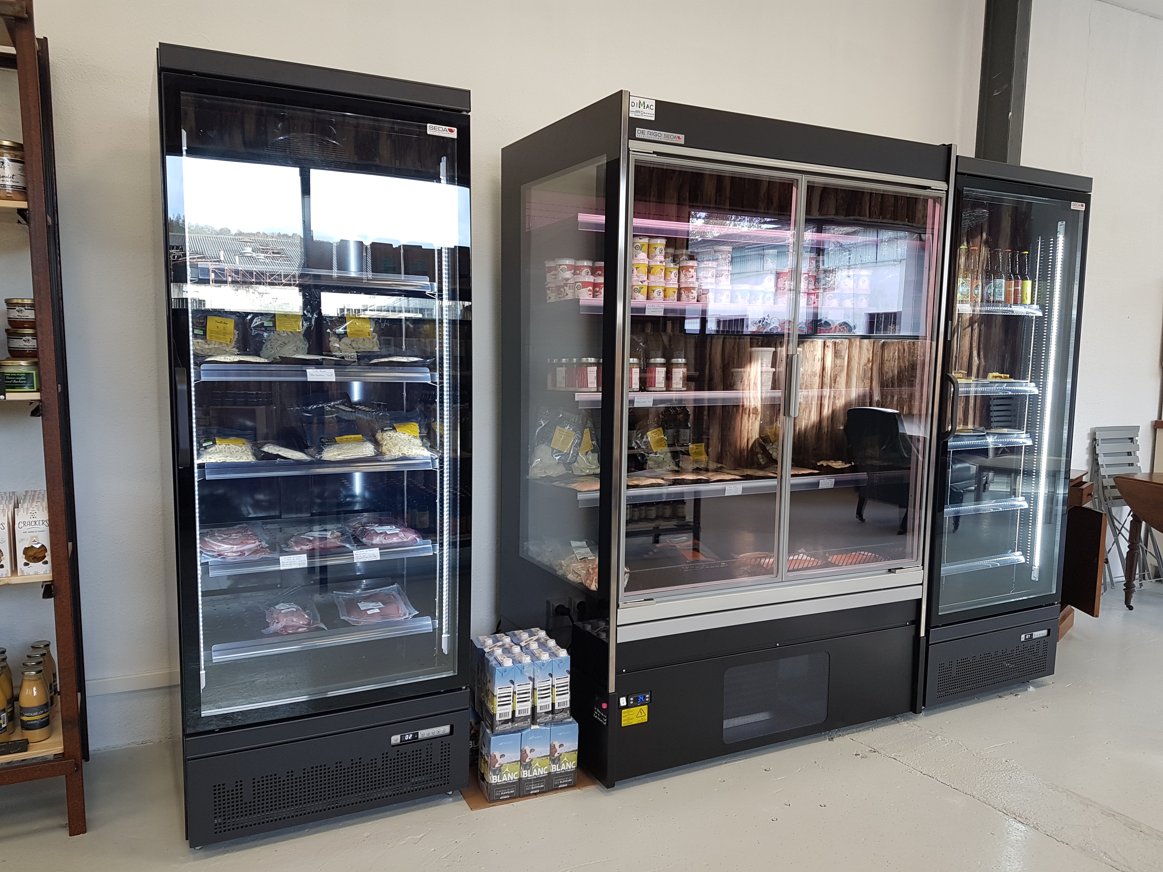 Située au coeur d'un tiers-lieu écoresponsable à proximité de Tarbes,  l’épicerie « Chez Aurore » est un commerce de proximité reconnu pour sa convivialité, ses produits de qualité et sa clientèle fidèle. Le magasin est implanté au sein du tiers-lieu Le Lien, bénéficiant ainsi d’un flux régulier de visiteurs, de résidents et de clients (professionnels et particuliers) attirés par les nombreuses activités et services proposés sur place.

Aujourd'hui, le magasin est à la fois une boutique de produits locaux, offrant un rayon vrac, un rayon bio, mais aussi un lieu de vie, avec son espace café et restauration où des ateliers divers peuvent être organisés.

Cet emplacement stratégique apporte une visibilité idéale et un potentiel de développement important pour un repreneur souhaitant poursuivre l’activité ou développer un nouveau concept.

➡️ Caractéristiques du commerce :
Local de 134 m² (dont 24m² de réserve), agréable et bien agencé, terrasse ensoleillée avec vue sur les Pyrénées.
Emplacement privilégié dans le tiers-lieu Le Lien
Clientèle régulière, fidélisée et diversifiée
Possibilité d’élargir la gamme de produits ou d’ajouter de nouveaux services
Réputation solide et forte notoriété
Flux naturel de clients lié au tiers-lieu
Parking attenant 
Partenariats noués avec des entreprises, clubs sportifs, comités d'entreprise
Site internet marchand récent (mise en ligne en septembre 2025)
Commerce clé en main, prêt à fonctionner immédiatement
Idéal pour un projet entrepreneurial local
Pas de salarié à reprendre

Références :
Référencé Petit futé 2025 et 2026, 
Labellisé HapySaveurs et Commerçant zéro déchet
Elu meilleur commerce indépendant d'Occitanie 2023
Trophées du commerce 2025 attribué par la CCI Occitanie

Prix : 60000€