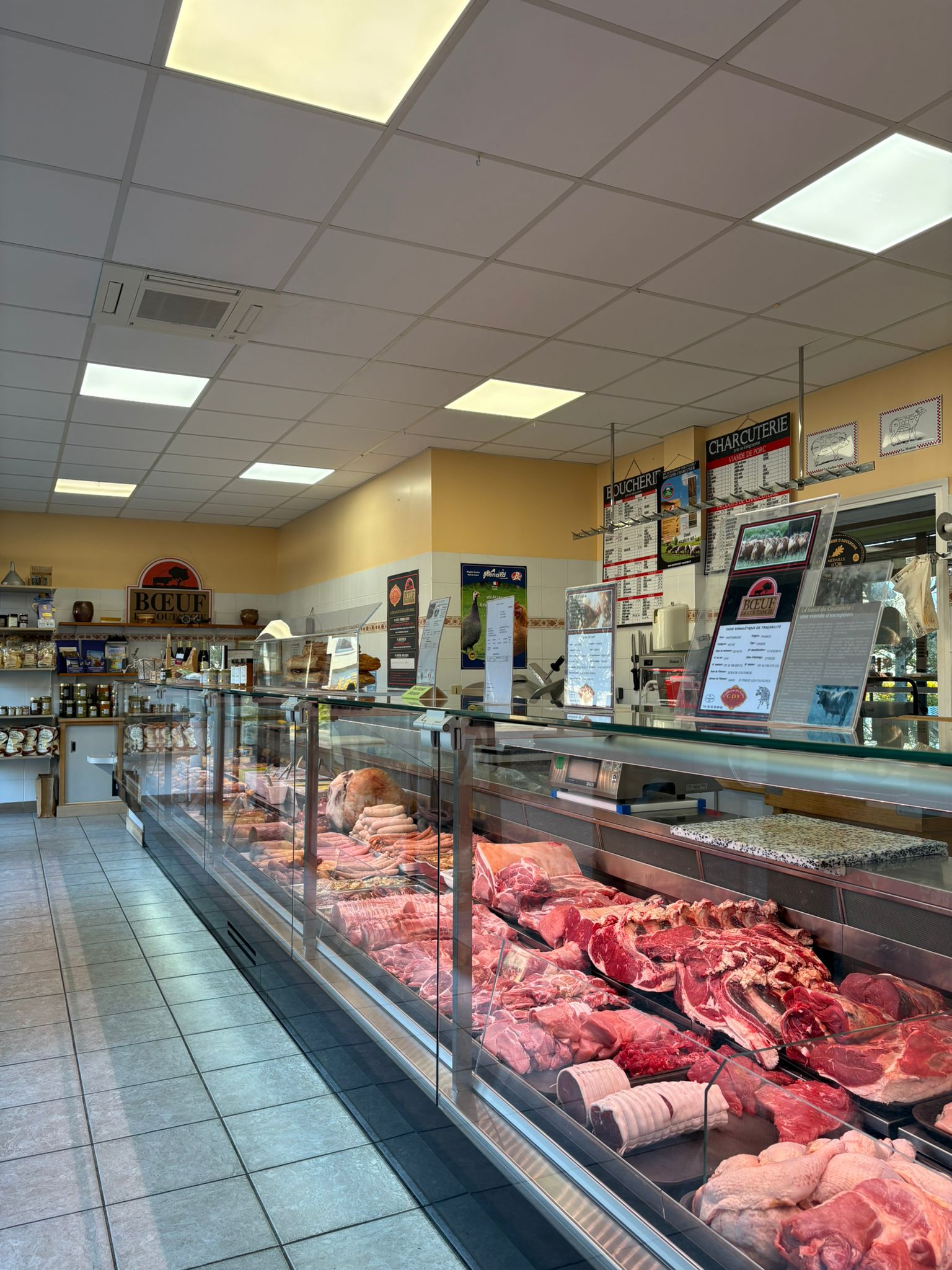 À vendre boucherie charcuterie idéalement située au cœur d’un village touristique. Cause retraite, cession d’une boucherie charcuterie située à Mont-près-Chambord, dans une belle et attrayante commune de 3300 habitants au sud de Blois, à proximité des châteaux et des principaux sites touristiques de la Loire.

 La commune dispose de tous les commerces de proximité (boulangeries, bars, médecins, pharmacie, école, supermarché etc…). Le commerce bénéficie d’un emplacement idéal sur la grande place du village, avec stationnement gratuit.

 La boutique dispose d’une surface de vente d'environ 40m2 et est composée d’une vitrine réfrigérée neuve de 7m. L’établissement comprend aussi : - un laboratoire charcuterie - Un laboratoire viande - Deux chambres froides - Du matériel neuf et en excellent état Il n’y a pas de salariés à reprendre, le commerce étant géré par le couple de propriétaires.

 La clientèle est assidue et le magasin bénéficie d’une réputation solide. Fort potentiel de développement notamment sur la partie traiteur. Bail commercial communal - loyer mensuel 876 €.