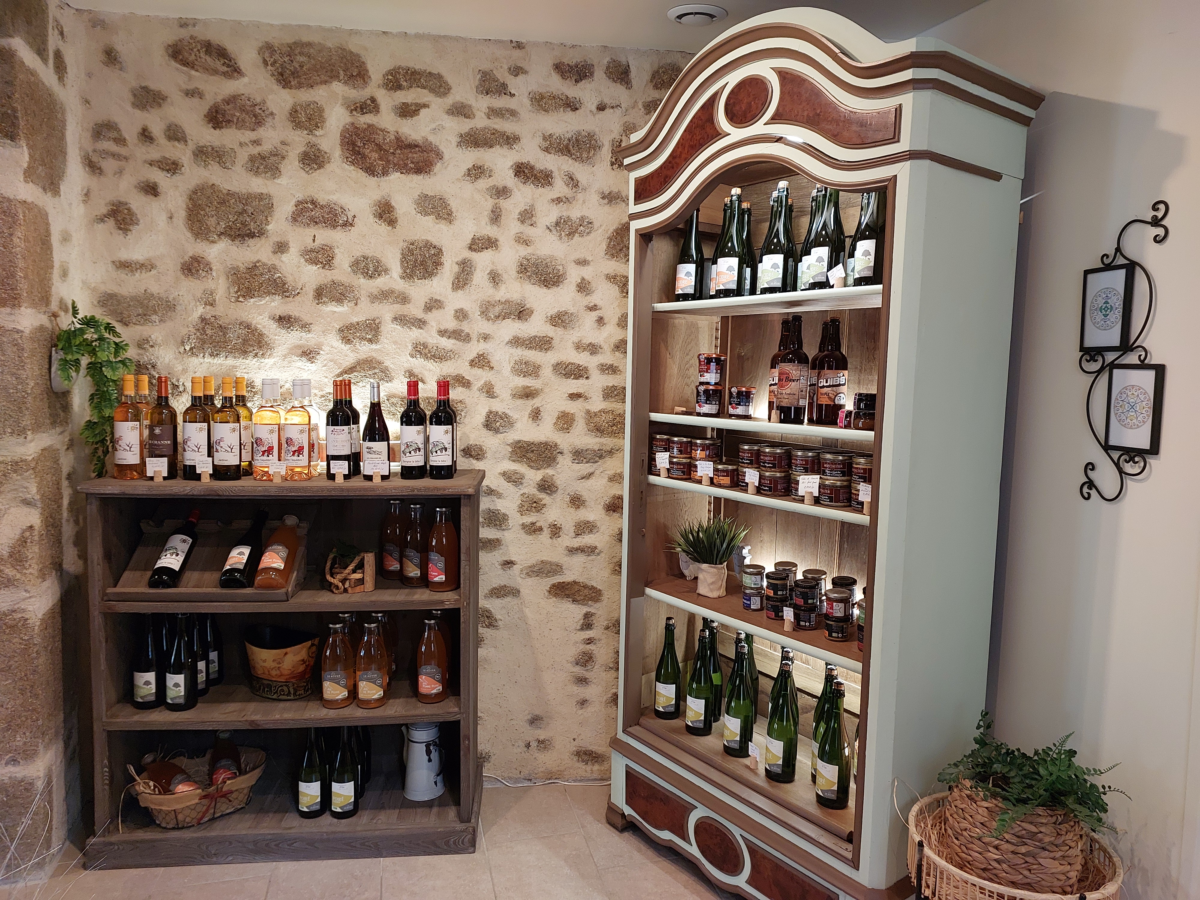 À vendre, fonds de commerce situé en plein centre de Lassay-les-Châteaux, en Mayenne, classé 3ᵉ plus beau village de France en 2023.
Il comprend une boutique de 40 m² environ, un espace de stockage et préparation, une cave ainsi que des sanitaires.
EBE à l'équilibre, ouverture de 28 heures/semaine. Plusieurs pistes de développement possibles pour dynamiser l'activité.
Le bail commercial inclut également un logement de type T2 de 55 m2, composé d'un salon séjour, cuisine américaine, chambre et salle de douche. Le loyer est de 450 euros mensuels.
Aucun travaux ne sont à prévoir.
Opportunité à saisir pour un projet clé en main. 
Premier contact par mail.