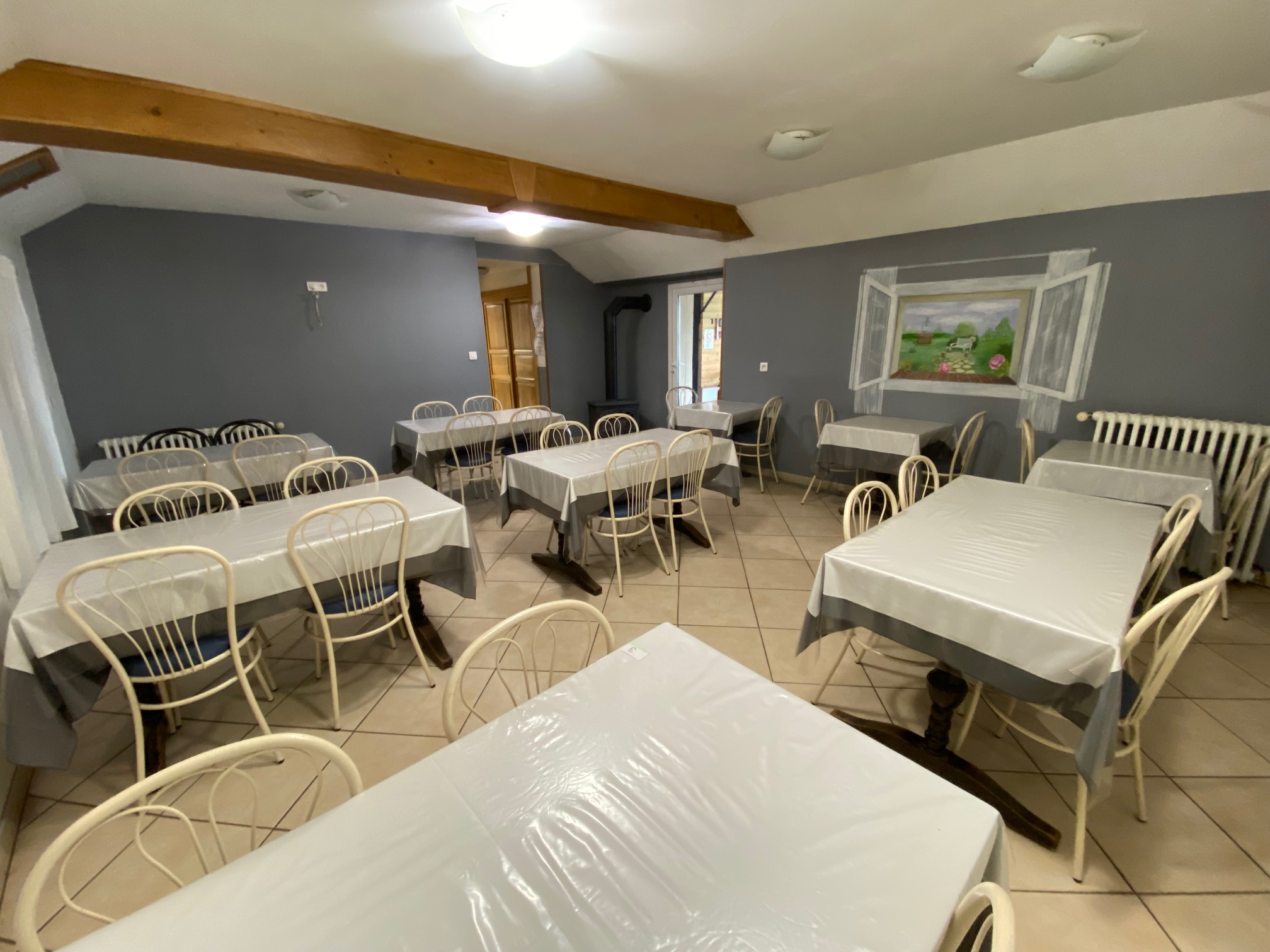 Sur Axe Amiens Rouen (Benelux / port du Havre) à proximité d'une sortie d'autoroute (A29) à céder murs d'un restaurant routier. Très bon emplacement.
Les locaux comprennent : bar, 3 salles repas, sanitaires avec douches, cuisine et 2 réserves. Matériel et licence IV.
A l'étage : appartement avec 3 chambres, salle de bains et WC.
Dans la cour du restaurant, se trouve un bâtiment avec garage.
Grand parking permettant de stationnement de poids lourds. Possibilité de le louer. Excellente opportunité : pas de fonds de commerce à reprendre.