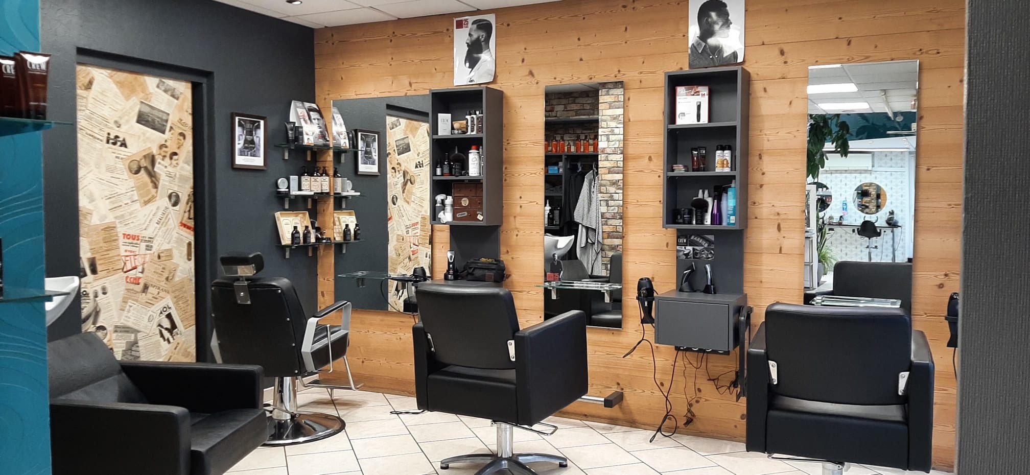 Salon convivial implanté à Vagney depuis 1991, bénéficiant d’une clientèle fidèle, stable et d’une belle notoriété locale. 
Situé au cœur de la commune, il profite d’un emplacement privilégié à proximité immédiate de nombreux commerces, bénéficiant d’un parking gratuit avec place PMR.

Le salon dispose de 120 m2 aux normes ERP, lumineux et fonctionnel, comprenant : 
    • 5 postes de coiffage femme
    • 3 postes homme 
    • 4 bacs à shampoing 
    • Espace enfant avec 2 sièges 
    • Espace barbier récemment créé 
    • Espace repos pour le personnel (cuisine fonctionnelle) 

L’équipe est composée de 3 coiffeuses et d’un agent d’entretien.

Prix de vente : 70 000€
Possibilité  d’acquérir les murs ou de poursuivre avec un loyer de 1 300€ HT/mois 
Chiffre d’affaires et résultats stables depuis 4 ans.

Accompagnement du repreneur possible, selon modalités à définir.

Une belle opportunité pour un professionnel souhaitant reprendre une activité existante et poursuivre son développement.