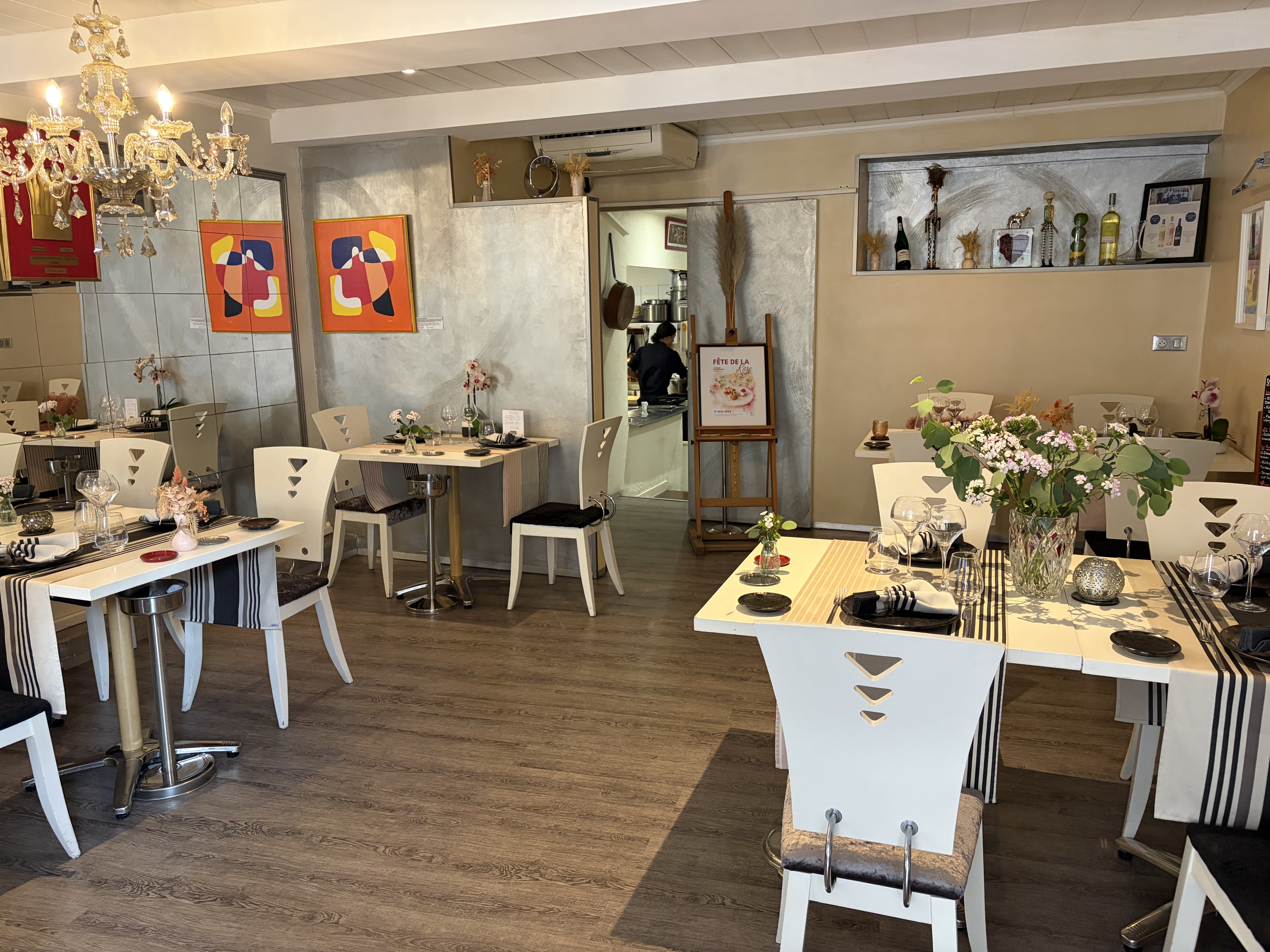 À VENDRE RESTAURANT DE CHARME À LA COLLE-SUR-LOUP

Belle opportunité de reprise avec L Atelier des Saveurs, restaurant reconnu et exploité avec succès depuis 2018 au coeur de La Colle-sur-Loup, à proximité de Saint-Paul-de-Vence et de la Côte d Azur.

Les points forts :
Excellente réputation et clientèle fidèle
Environ 24 places en salle + terrasse de 20 couverts
Cuisine professionnelle entièrement équipée et parfaitement entretenue
Faible loyer : 500 / mois
Bail commercial 3/6/9 renouvelé
Aucun investissement à prévoir
Affaire saine, rentable et clé en main

Actuellement exploité sur des horaires réduits, l établissement offre un fort potentiel de développement en élargissant les jours et horaires d ouverture.
Idéal pour un couple de restaurateurs ou un professionnel souhaitant s installer dans un cadre de vie exceptionnel entre mer et arrière-pays.

Accompagnement à la reprise possible.

Dossier complet et informations complémentaires sur demande.